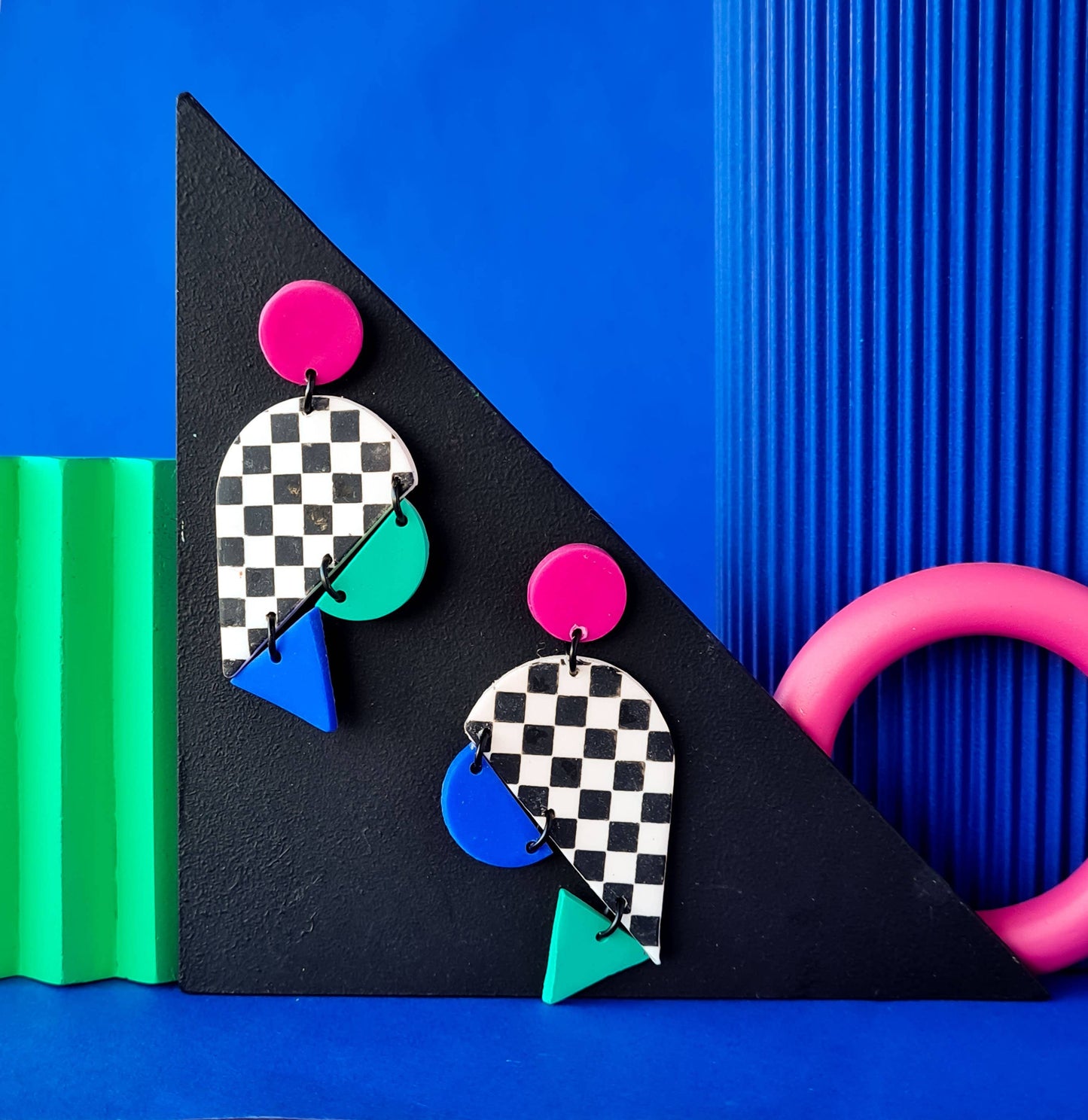 Mono - Kleurrijke oorknopjes in Memphisstijl van polyleerklei: Groen-Blauw-Violet