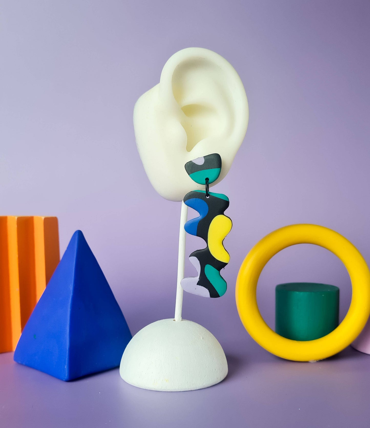 Mono - Handgemaakte statement oorbellen van polymeerklei in zwart met kleur: C