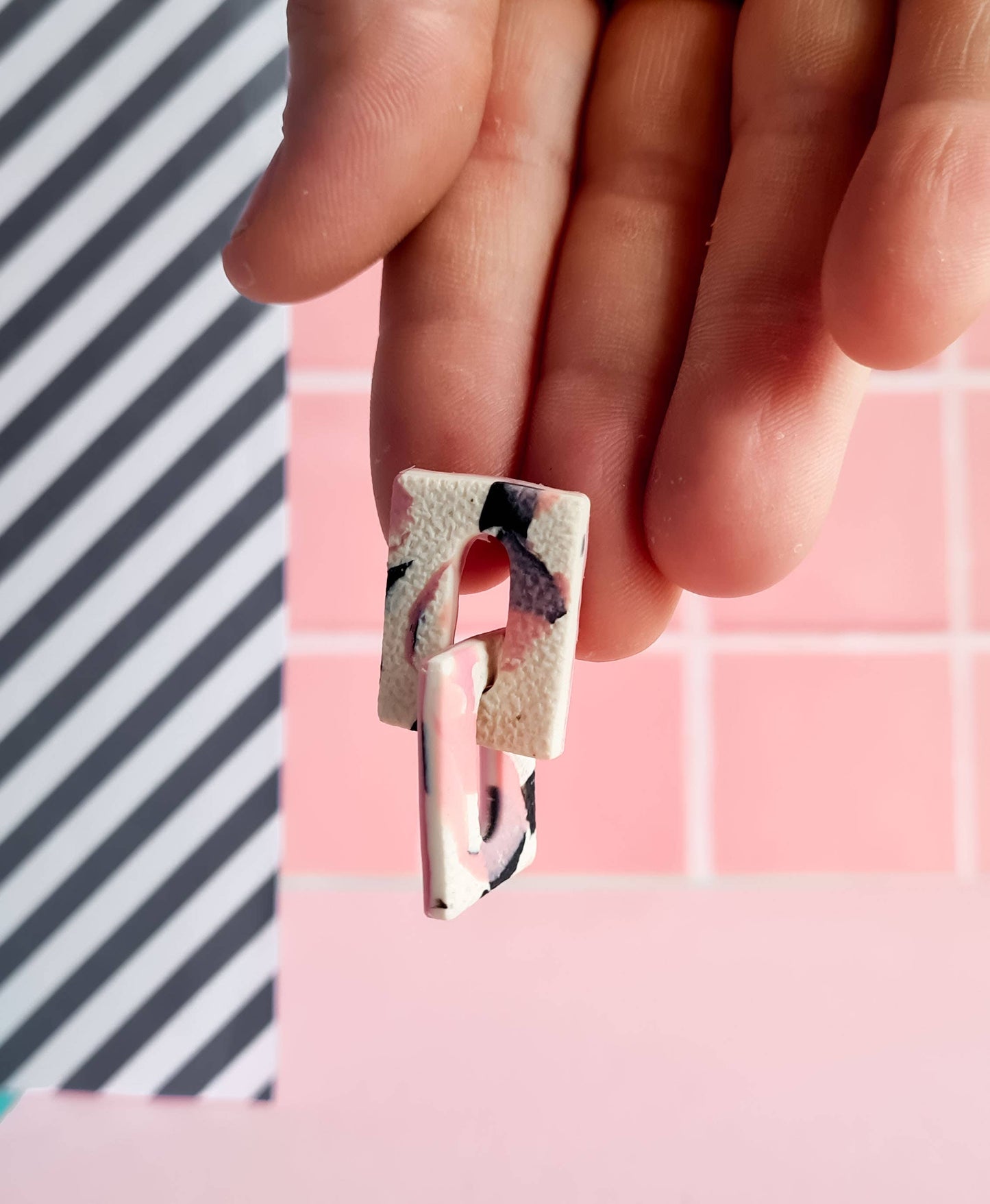 Mono - Roze en zwarte distressed handgemaakte oorbellen van polymeerklei: 5