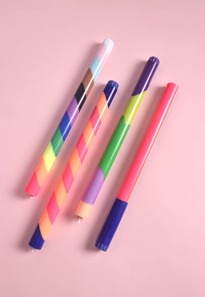 not the girl who misses much - Geometrische Pride-kaars