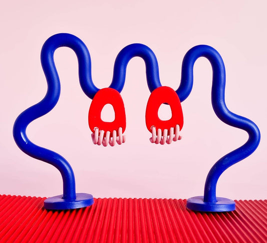 Mono - 4 kleuren - Handgemaakte Art Deco stijl hangoorbellen in polymeerklei. Speelse, lichte en unieke statement oorbellen voor kleurliefhebbers.: Red