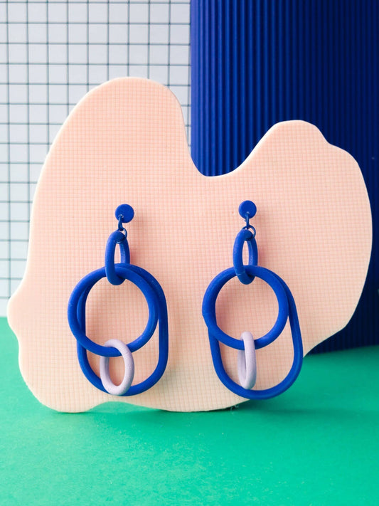 Mono - Memphis-stijl geometrische hoepeloorbellen van polymeerklei: Blauw - Violet