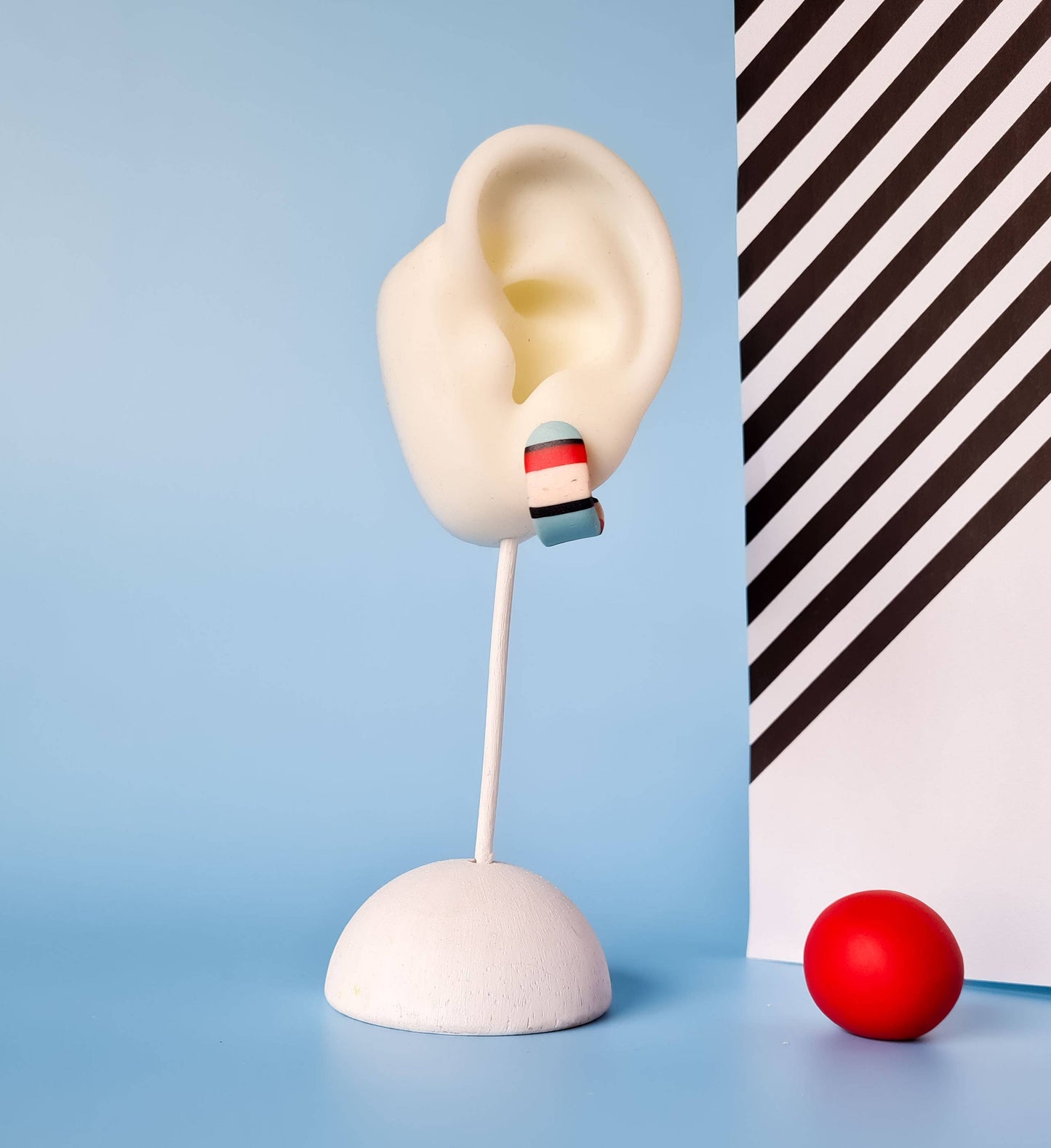 Mono - Handgemaakte statement oorbellen van polymeerklei in zwart met kleur: C