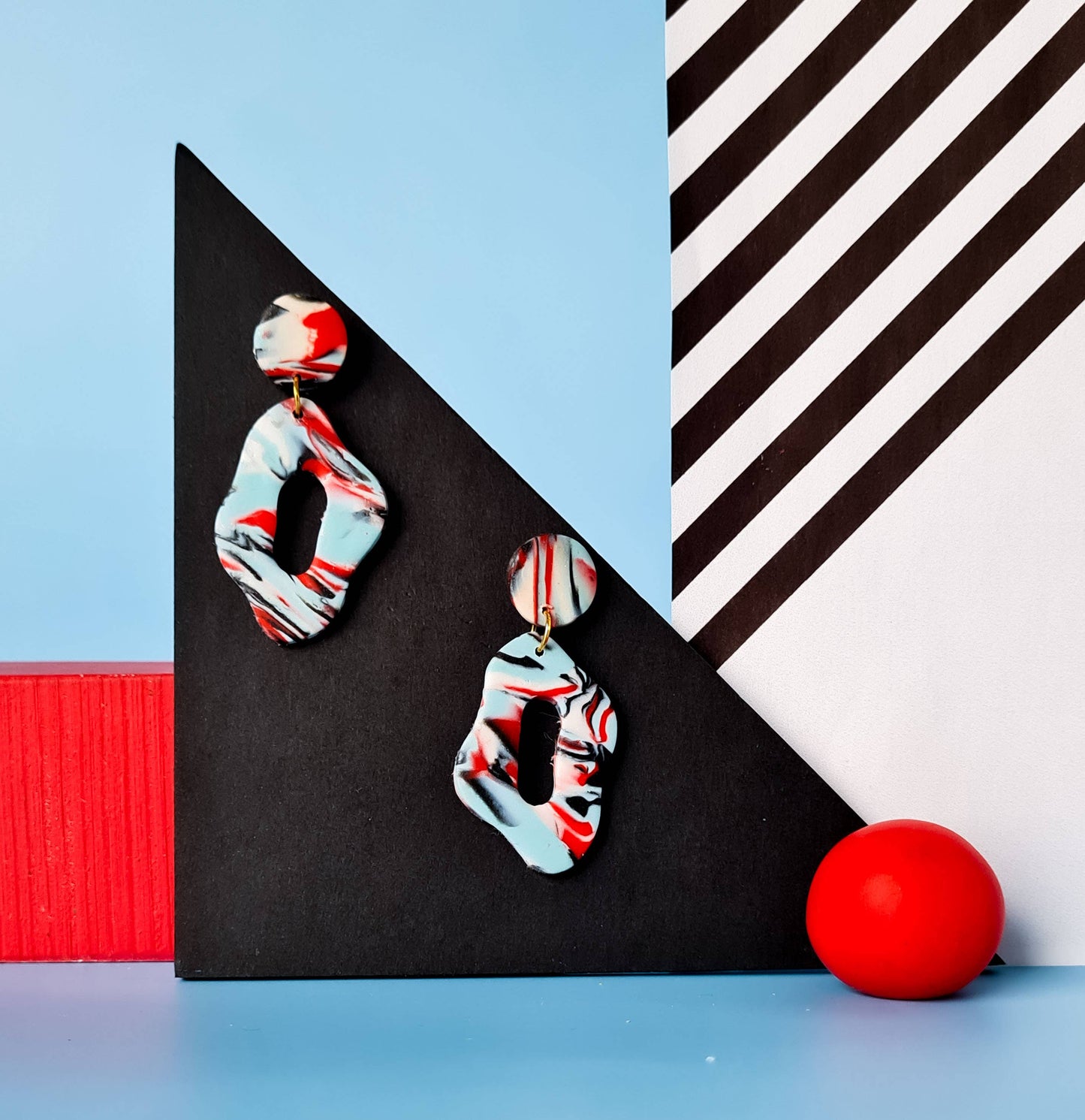 Mono - Handgemaakte statement oorbellen van polymeerklei in zwart met kleur: C