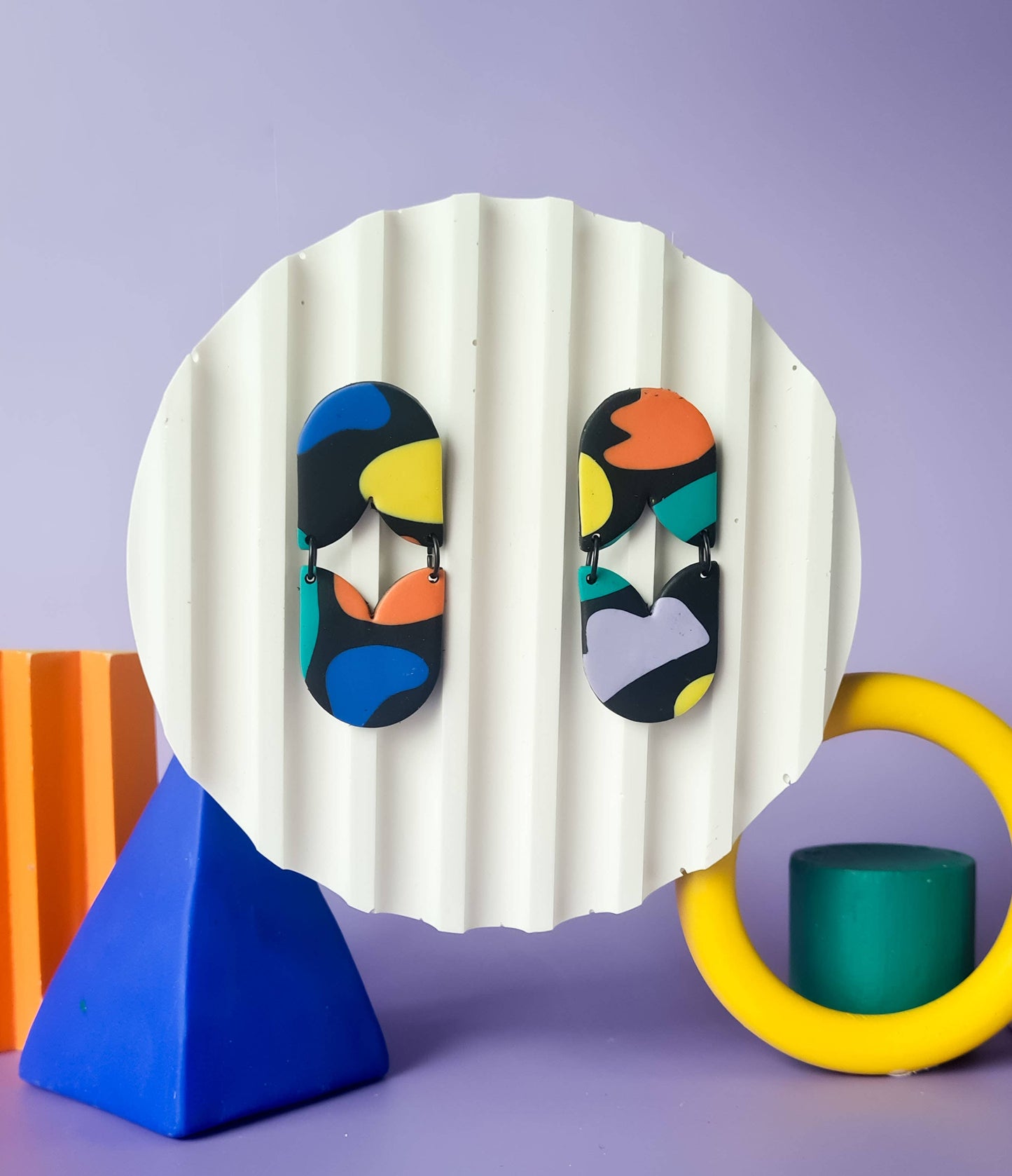 Mono - Handgemaakte statement oorbellen van polymeerklei in zwart met kleur: C
