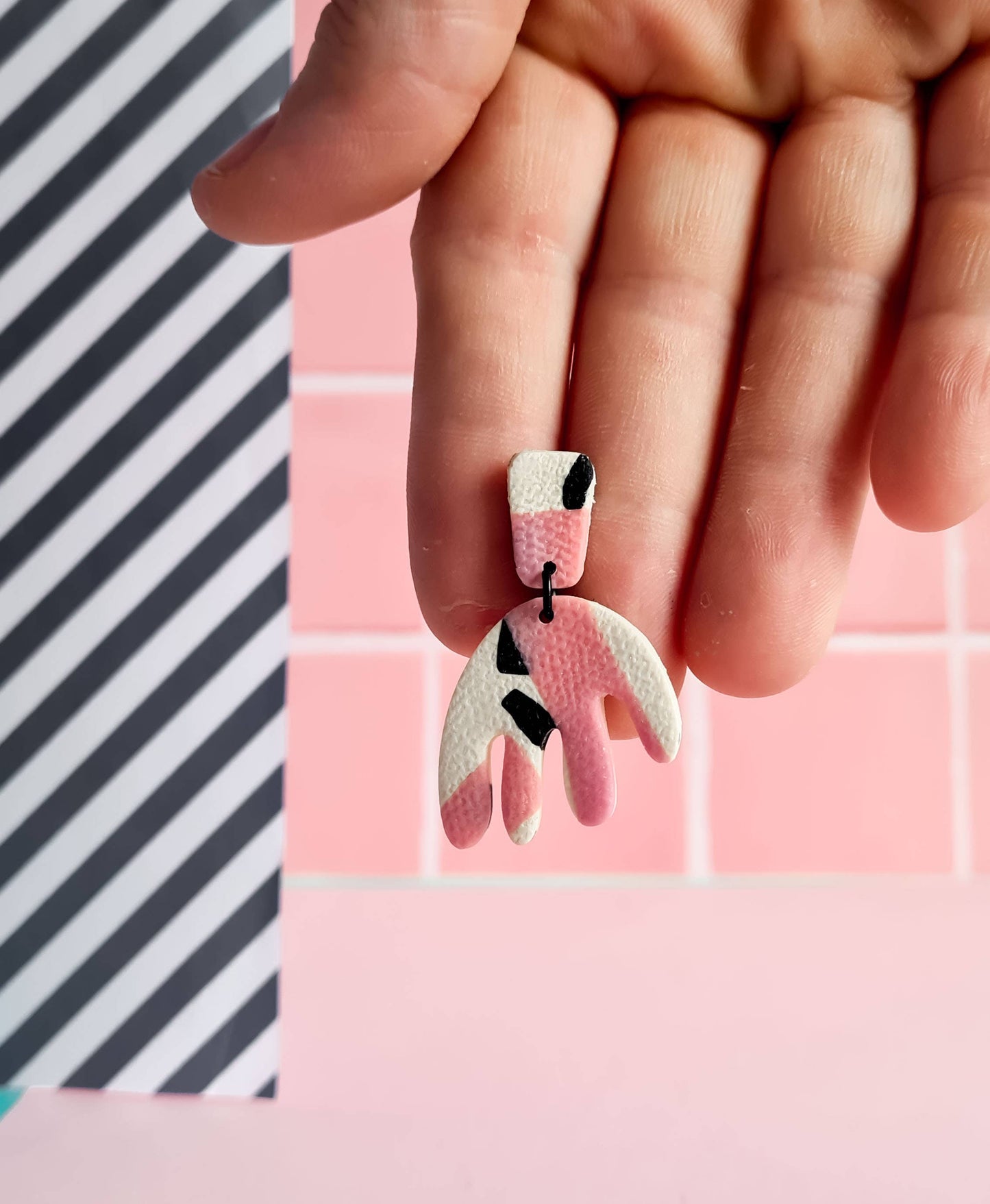 Mono - Roze en zwarte distressed handgemaakte oorbellen van polymeerklei: 5