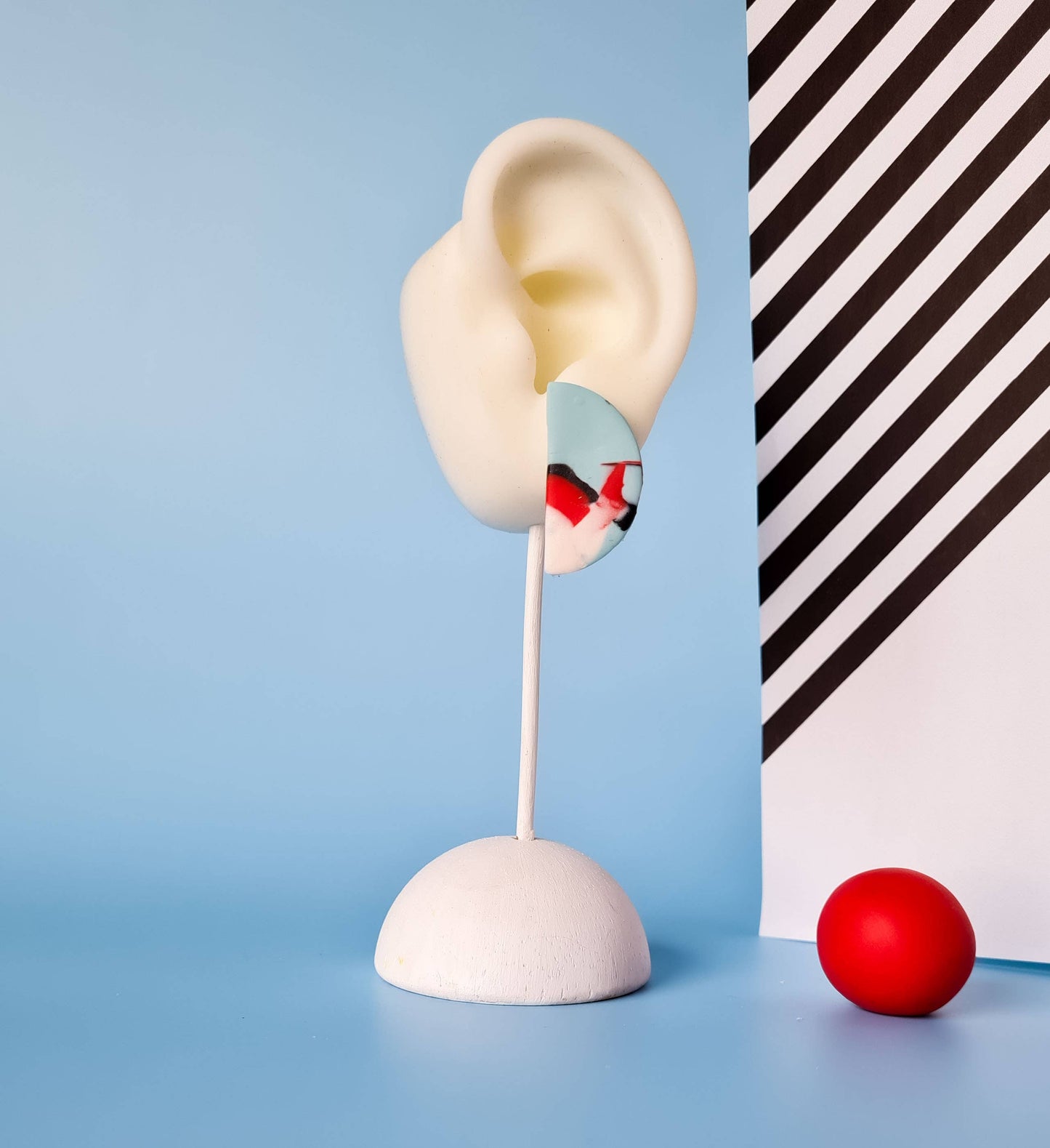 Mono - Handgemaakte statement oorbellen van polymeerklei in zwart met kleur: C