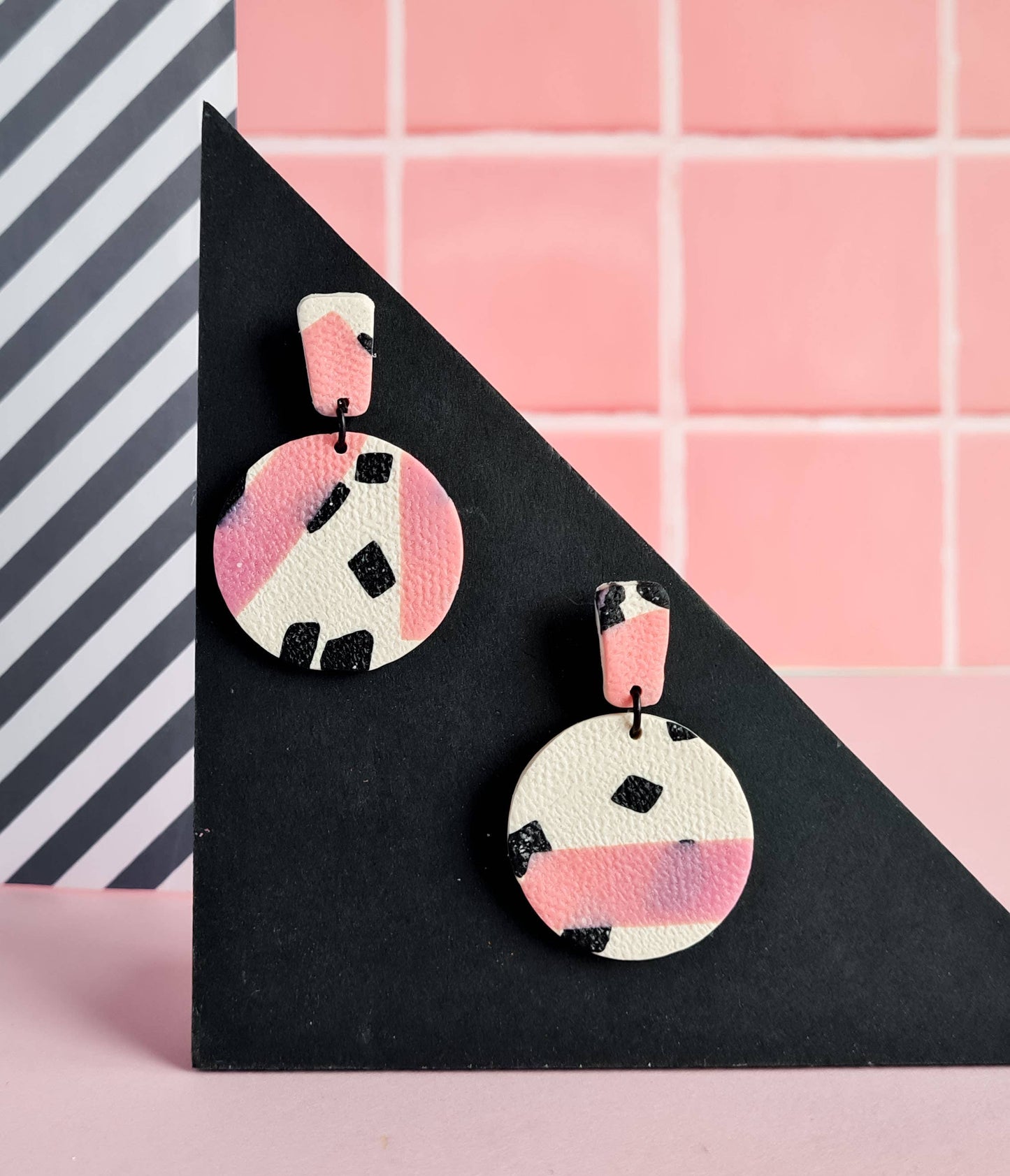 Mono - Roze en zwarte distressed handgemaakte oorbellen van polymeerklei: 5
