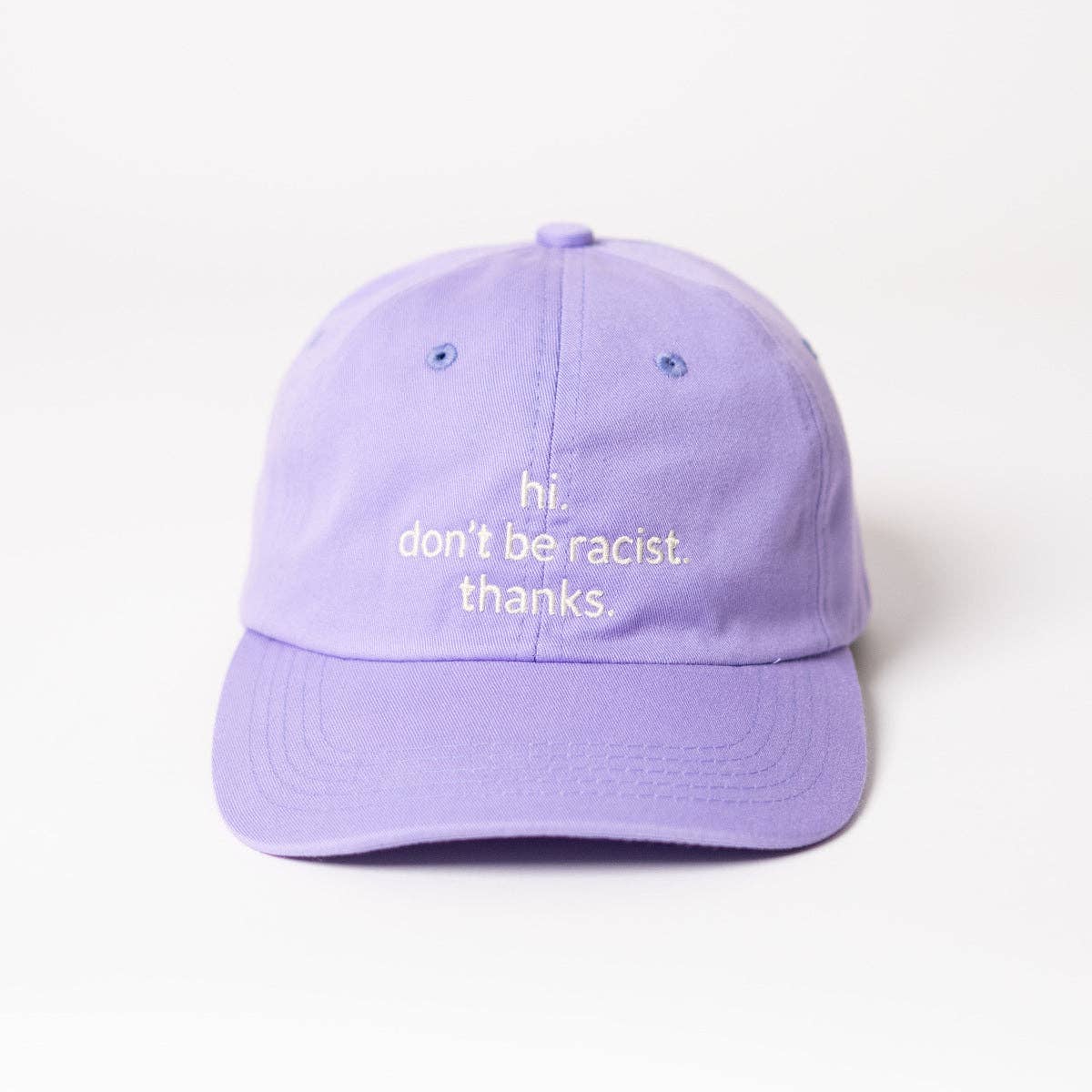 arrel - responsible apparel - Hoi. wees niet racistisch. bedankt. Premium Dad Cap - lila & crème