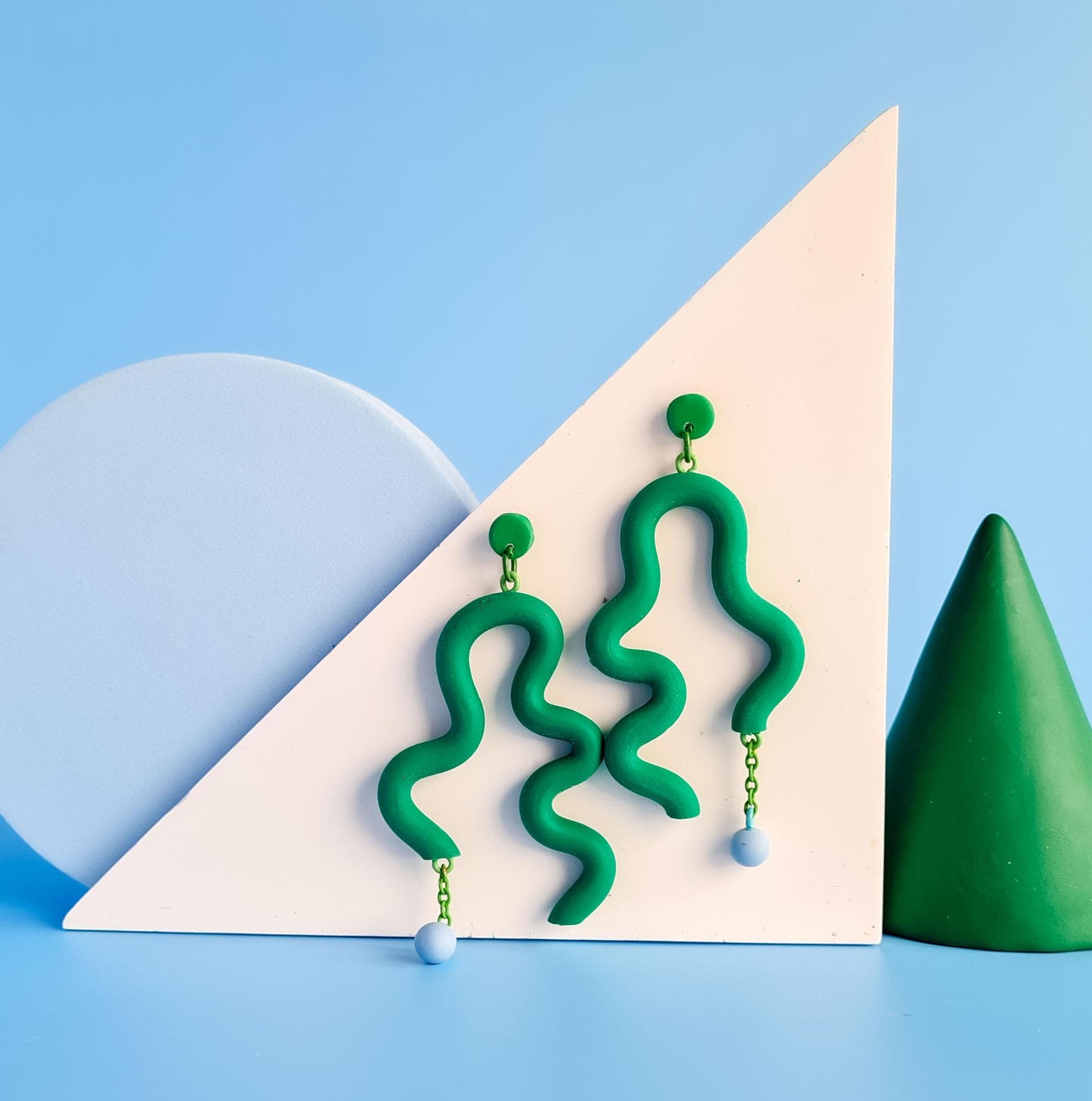 Mono - Handgemaakte kronkelige dopamine oorbellen van polymeerklei.: Rood