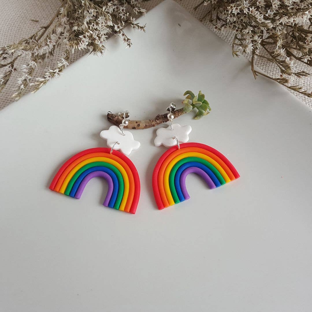 PASTACUITA - Regenboog oorbellen met wolkje, handgemaakt met liefde: Klassieke kleuren met haak + rode halve cirkel / Roestvrij staal, polymeerklei