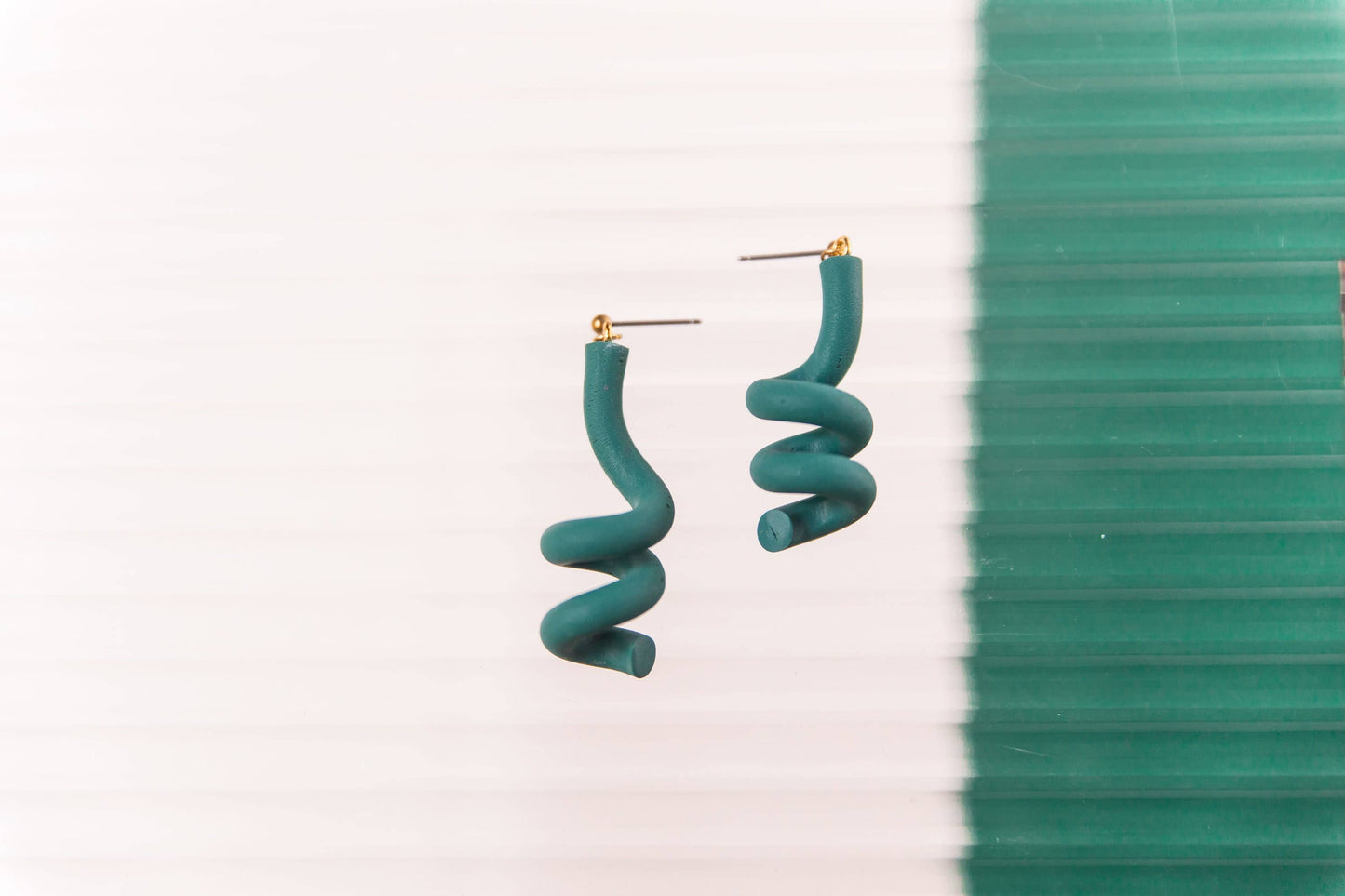 Mono - Handgemaakte spiralen oorbellen van polymeerklei in 6 kleuren: Groen