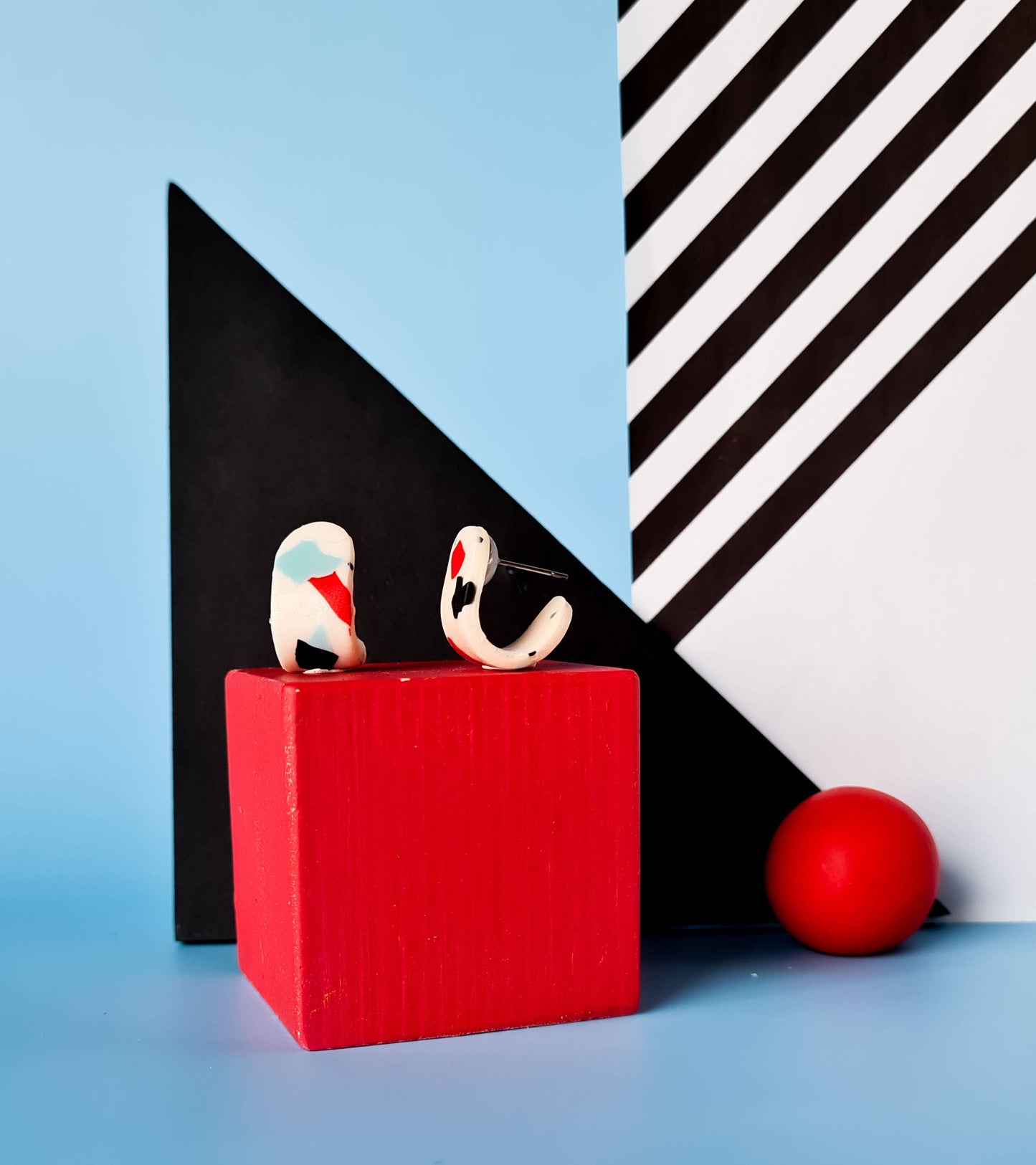Mono - Handgemaakte statement oorbellen van polymeerklei in zwart met kleur: C