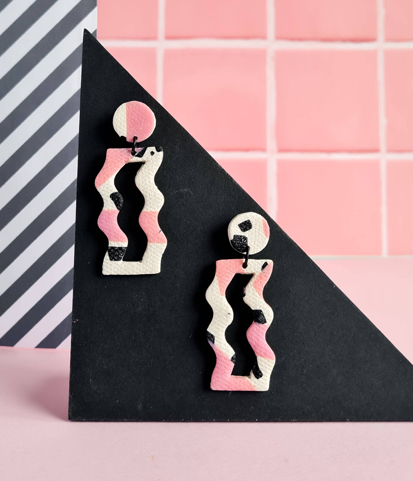 Mono - Roze en zwarte distressed handgemaakte oorbellen van polymeerklei: 5