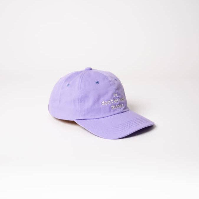 arrel - responsible apparel - Hoi. wees niet racistisch. bedankt. Premium Dad Cap - lila & crème