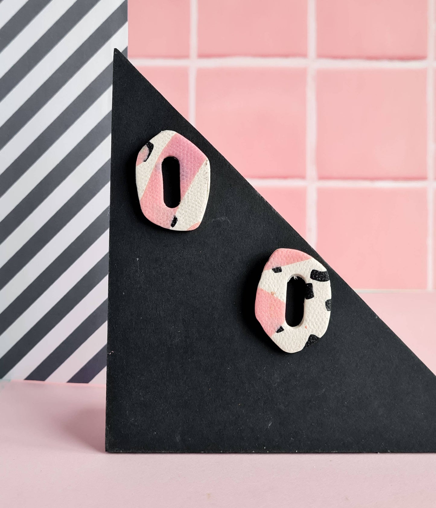 Mono - Roze en zwarte distressed handgemaakte oorbellen van polymeerklei: 5