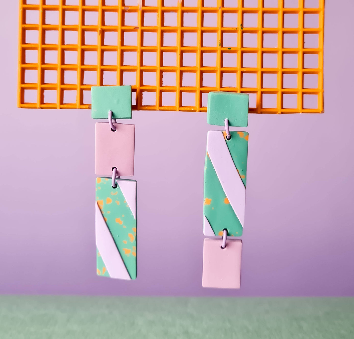 Mono - Handgemaakte oorbellen met diagonale strepen in groen, lila en oranje: 2