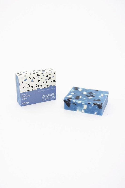 Handmade natural soap - Fresh floral bloommet blauwe steentjes