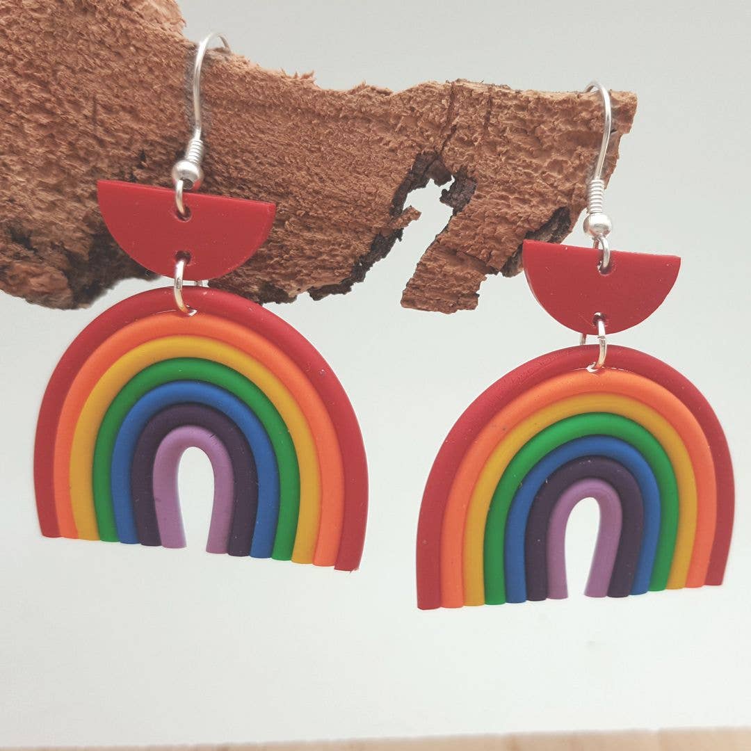 PASTACUITA - Regenboog oorbellen met wolkje, handgemaakt met liefde: Klassieke kleuren met haak + rode halve cirkel / Roestvrij staal, polymeerklei