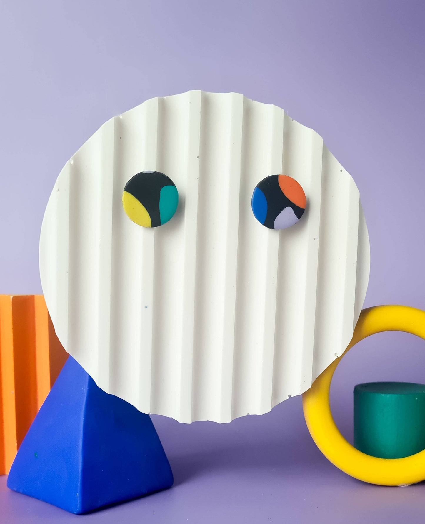Mono - Handgemaakte statement oorbellen van polymeerklei in zwart met kleur: C