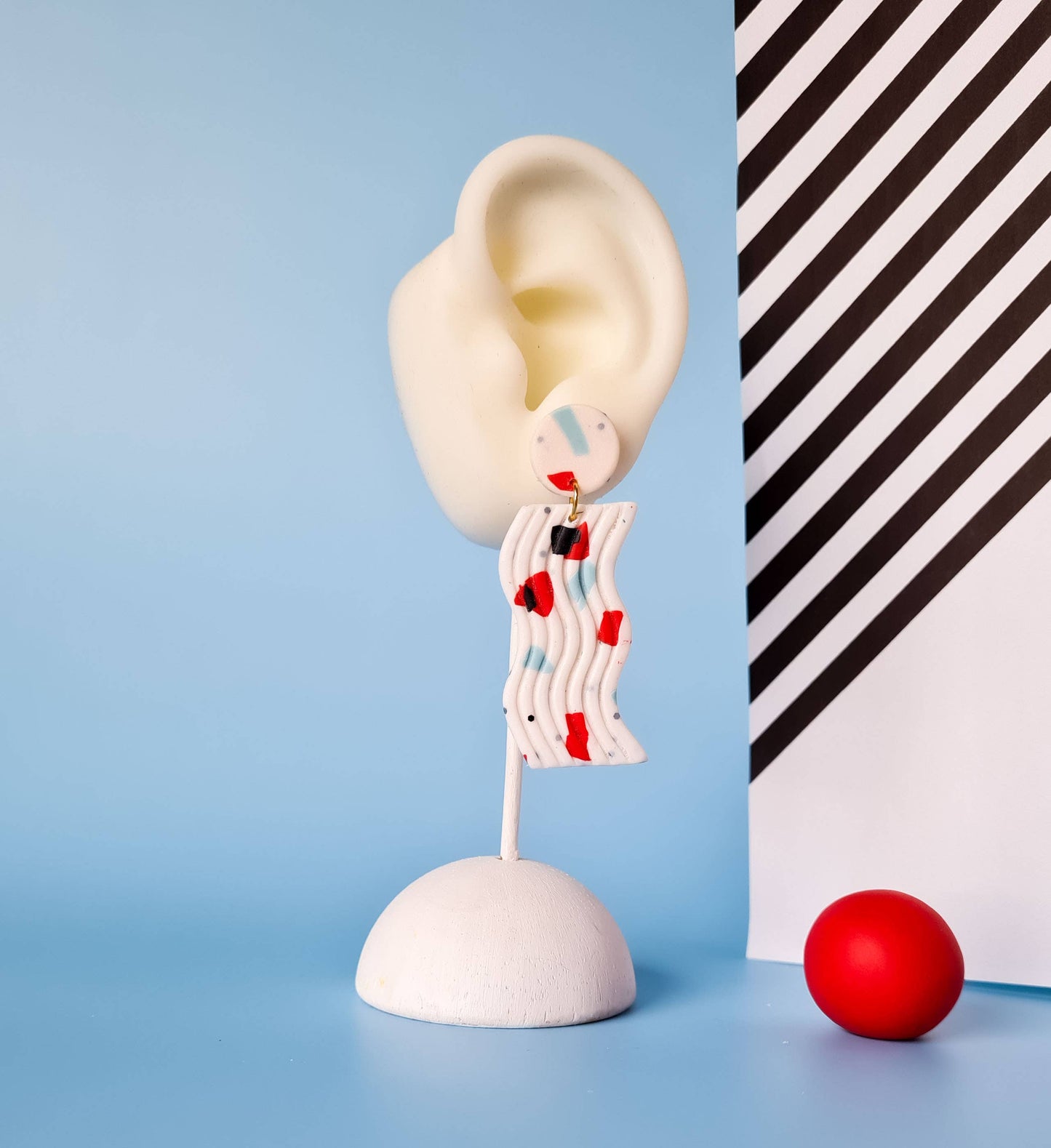 Mono - Handgemaakte statement oorbellen van polymeerklei in zwart met kleur: C