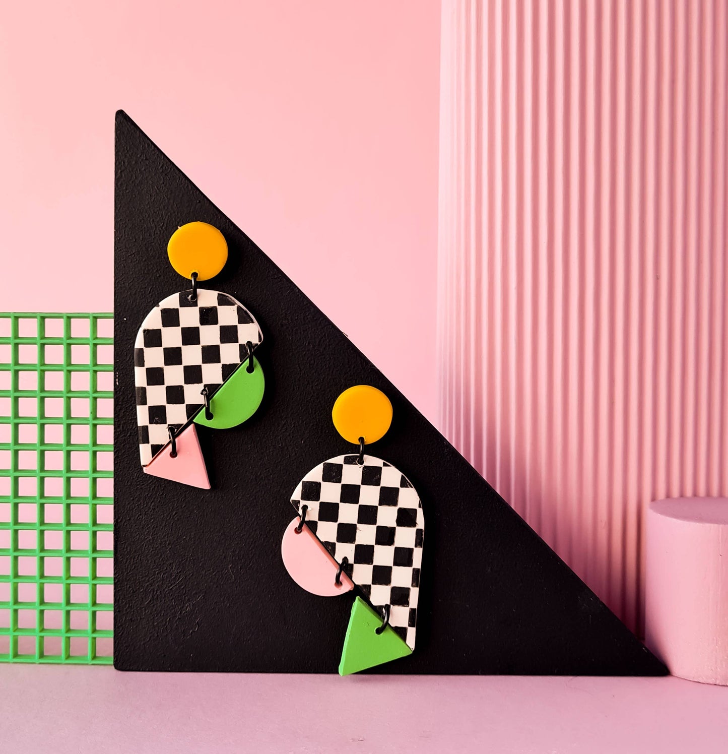 Mono - Kleurrijke oorknopjes in Memphisstijl van polyleerklei: Groen-Blauw-Violet