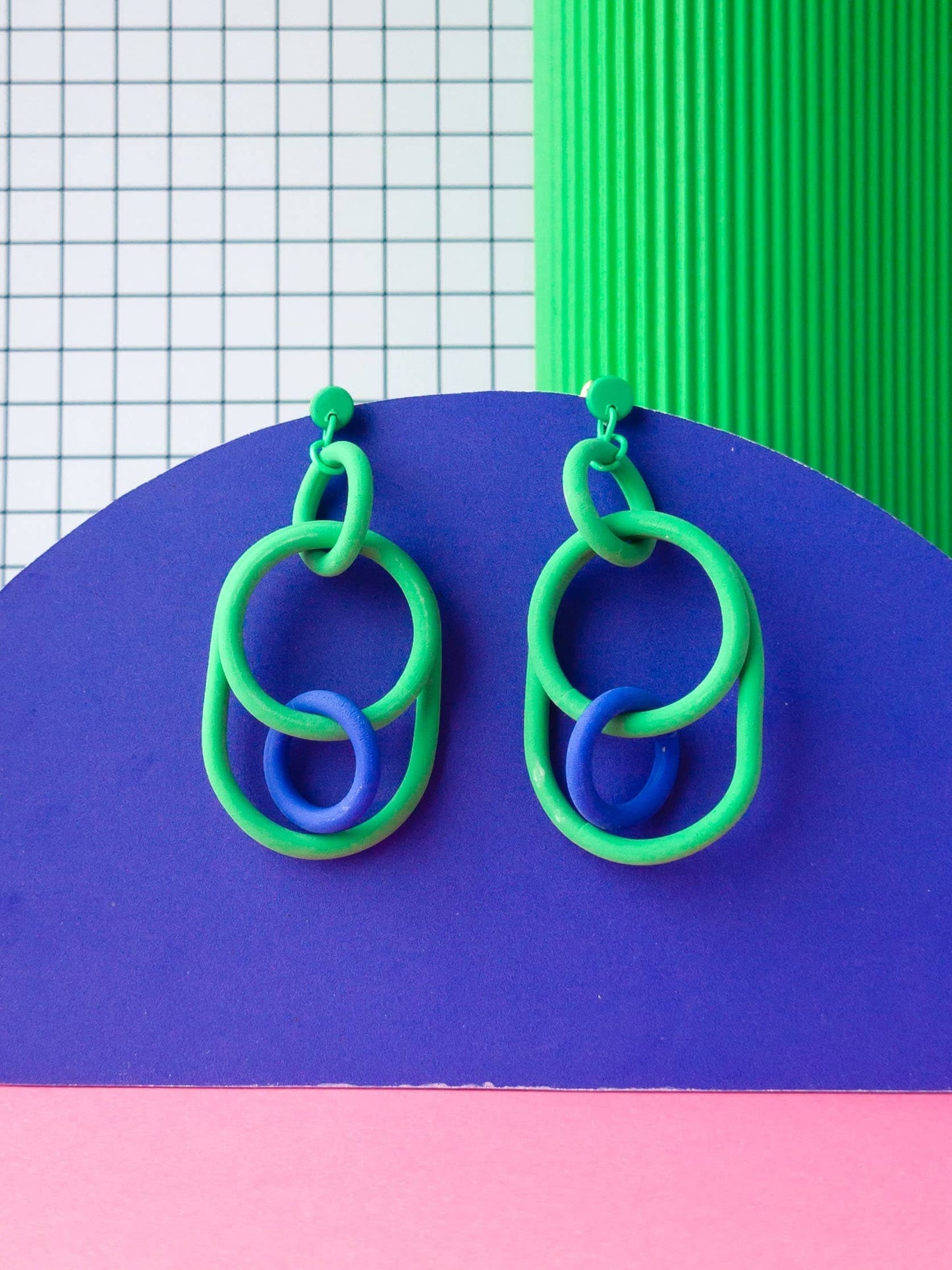 Mono - Memphis-stijl geometrische hoepeloorbellen van polymeerklei: Blauw - Violet