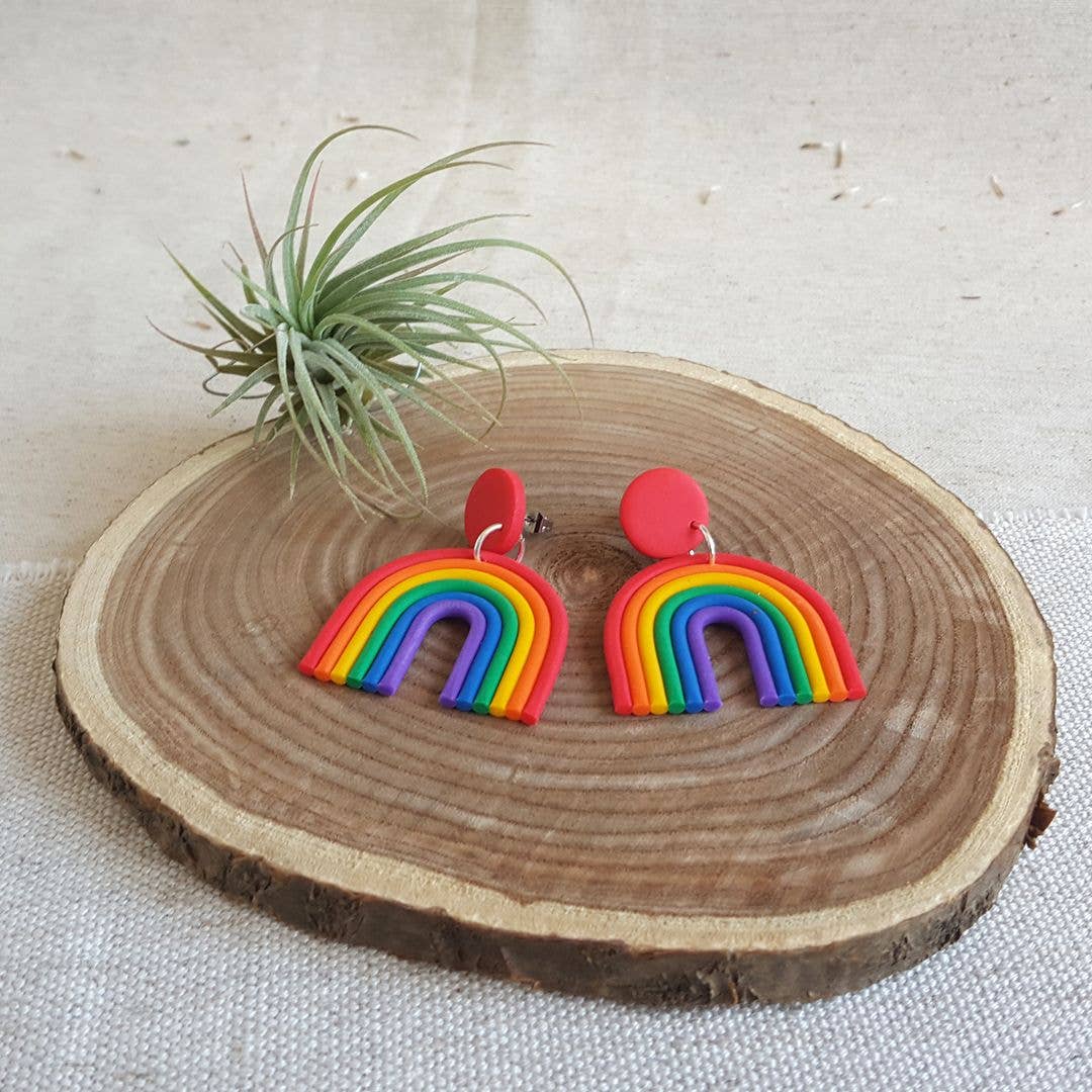 PASTACUITA - Regenboog oorbellen met wolkje, handgemaakt met liefde: Klassieke kleuren met haak + rode halve cirkel / Roestvrij staal, polymeerklei