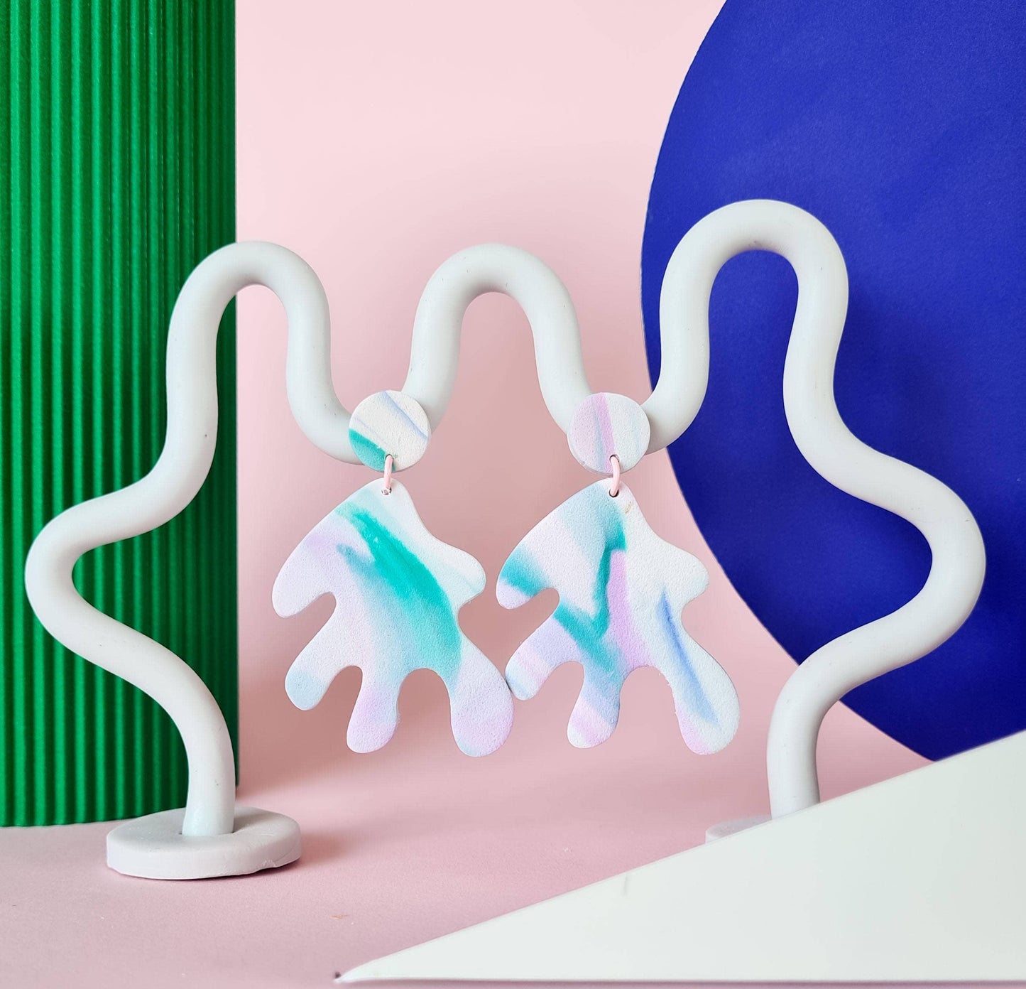 Mono - Handgemaakte oorbellen van polymeerklei | Pastelkleuren 80's stijl