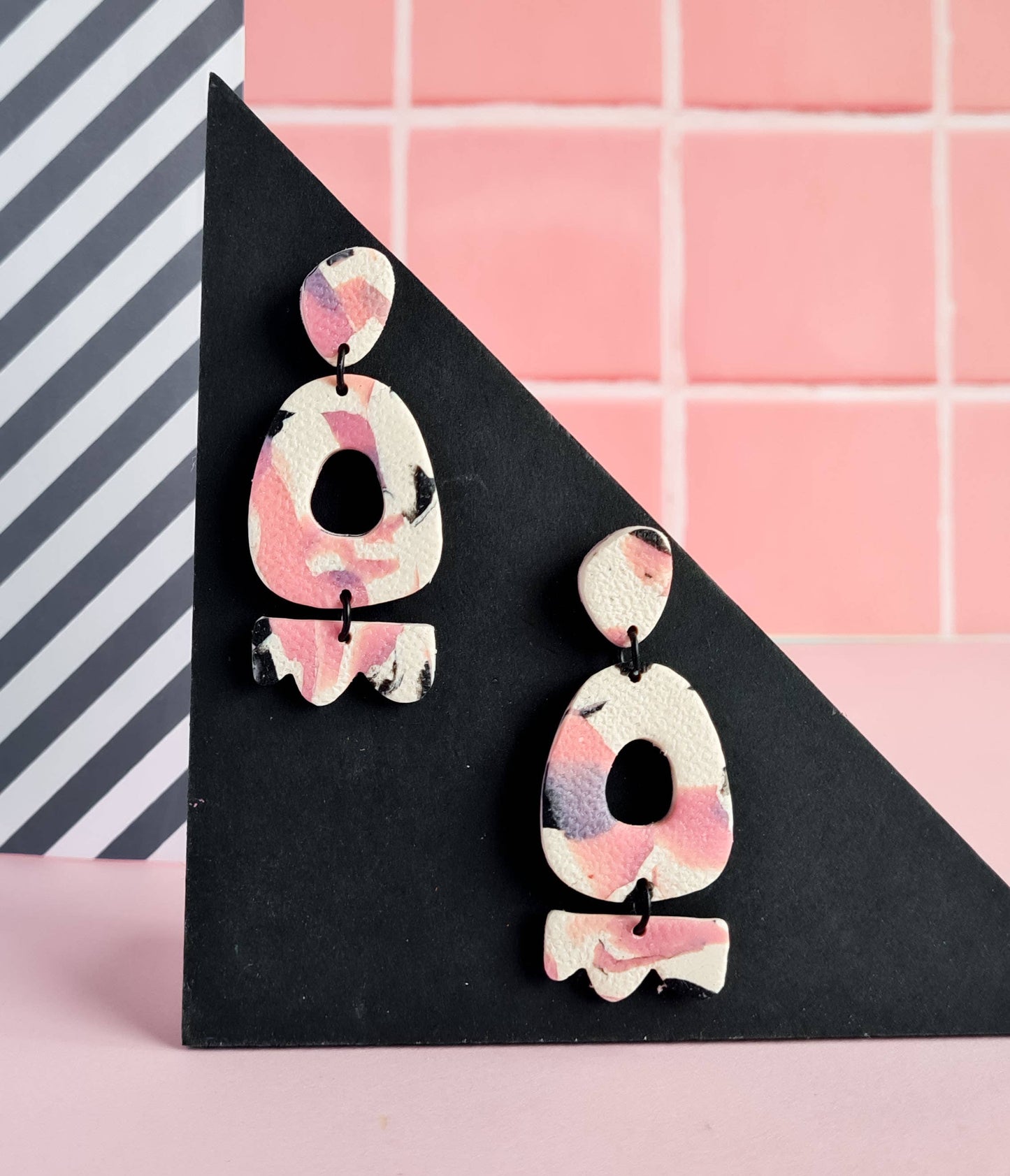 Mono - Roze en zwarte distressed handgemaakte oorbellen van polymeerklei: 5