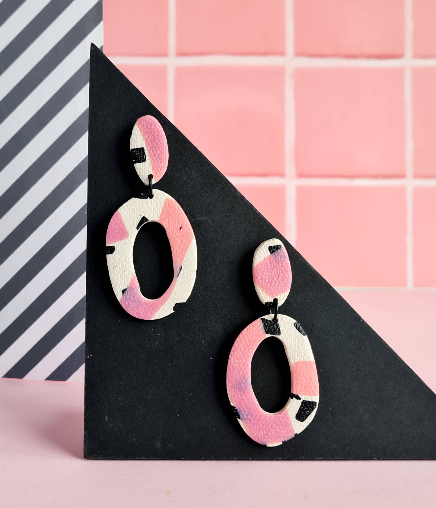Mono - Roze en zwarte distressed handgemaakte oorbellen van polymeerklei: 5