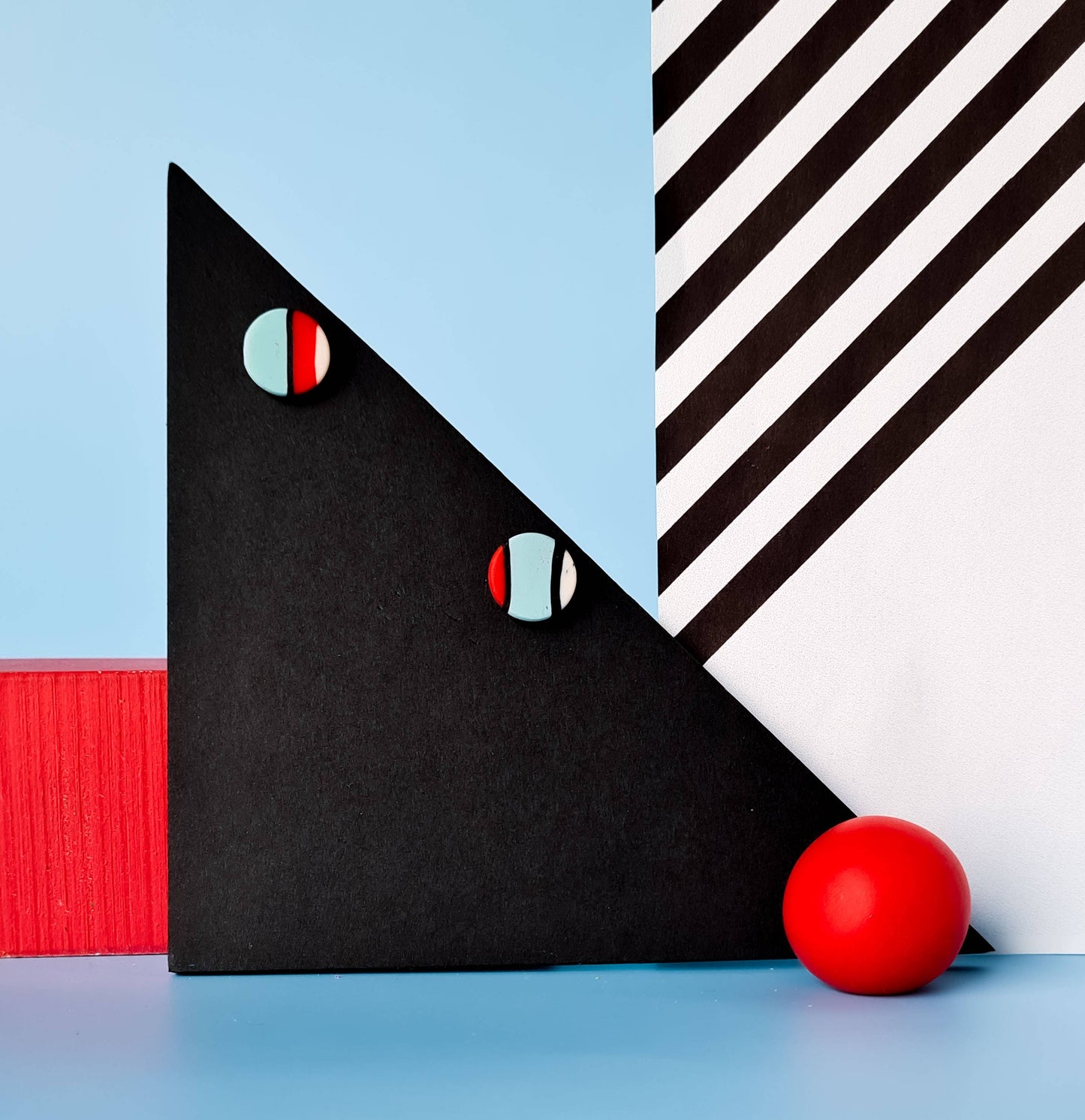 Mono - Handgemaakte statement oorbellen van polymeerklei in zwart met kleur: C