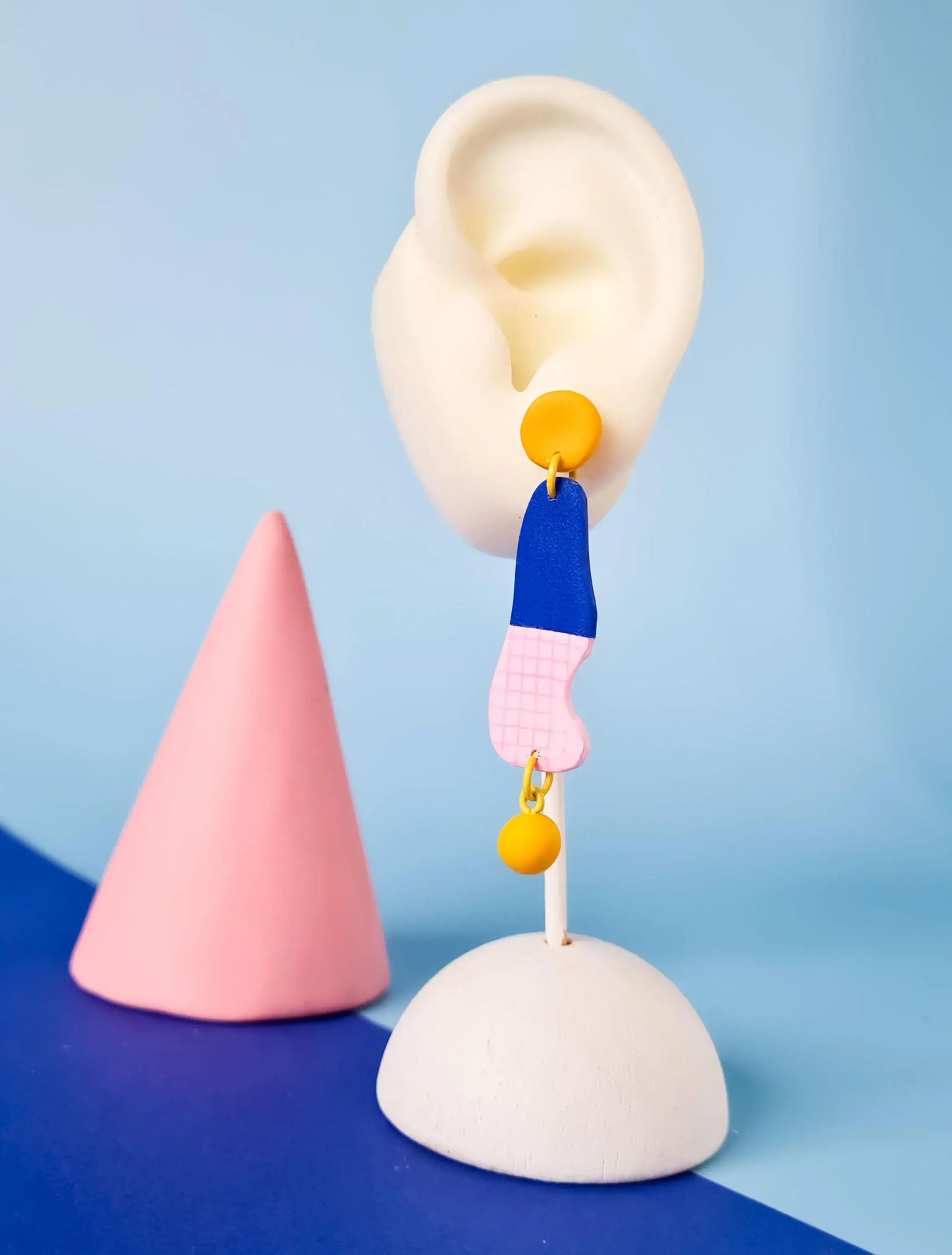 Mono - Neon handgemaakte oorbellen van polymer klei in Neo Memphis stijl uit de jaren '80: Lichtblauw-neongeel