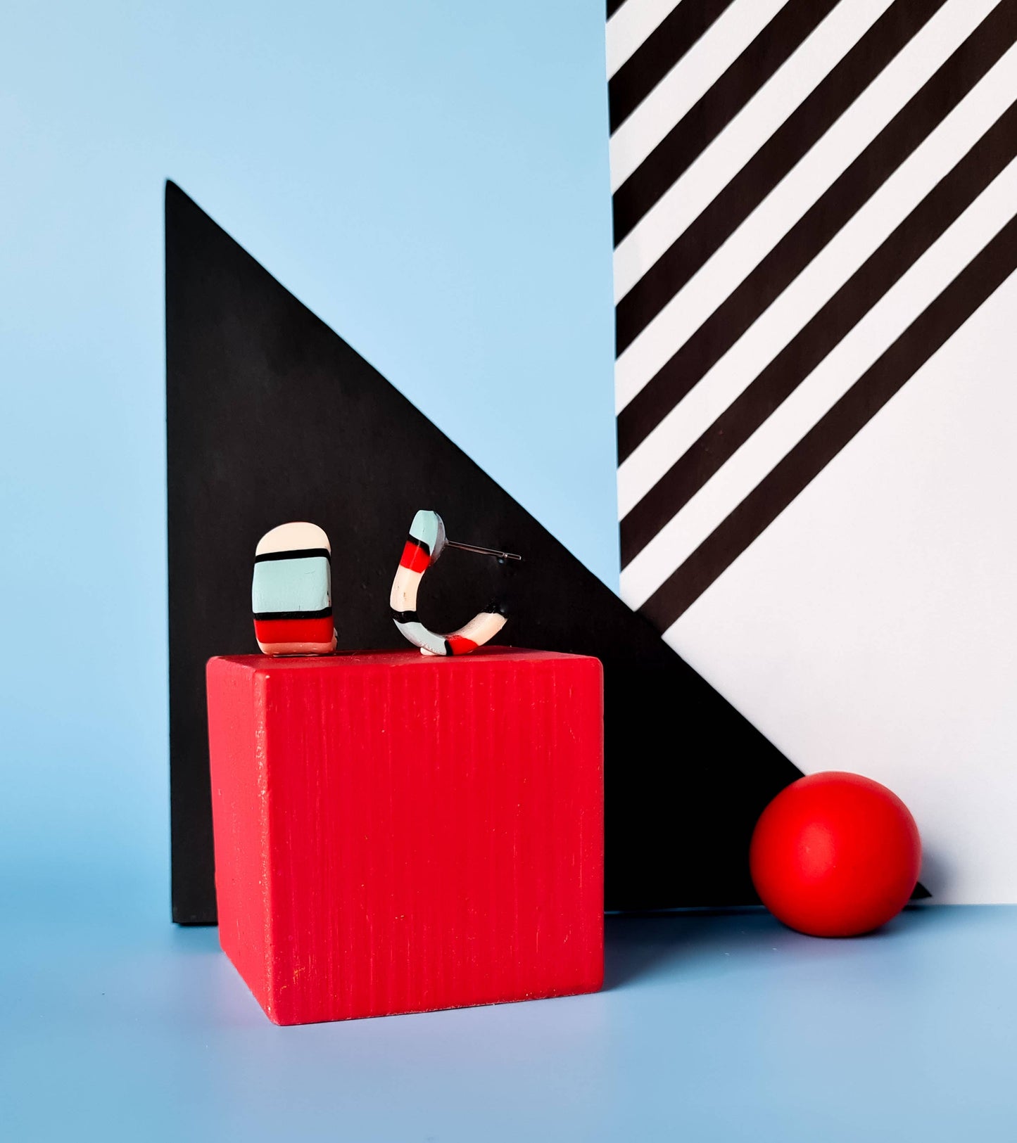 Mono - Handgemaakte statement oorbellen van polymeerklei in zwart met kleur: C
