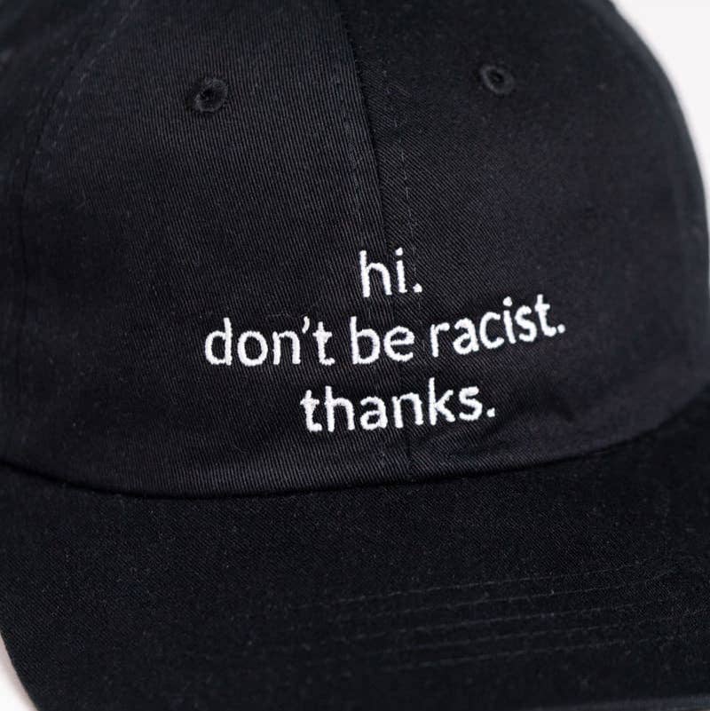 arrel - responsible apparel - Hoi. wees niet racistisch. bedankt. Premium Vaderpet - zwart & wit