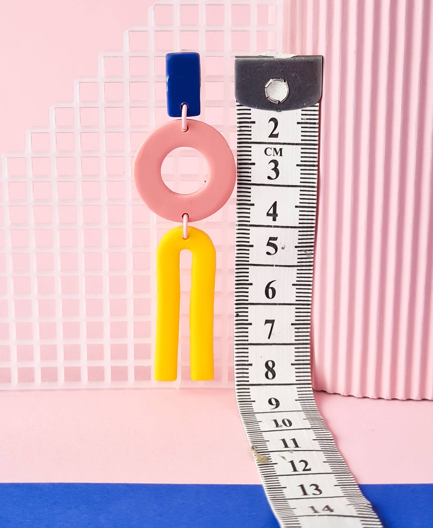 Mono - Memphis stijl geometrische oorbellen van gekleide klei: Geel-Roze-Rood