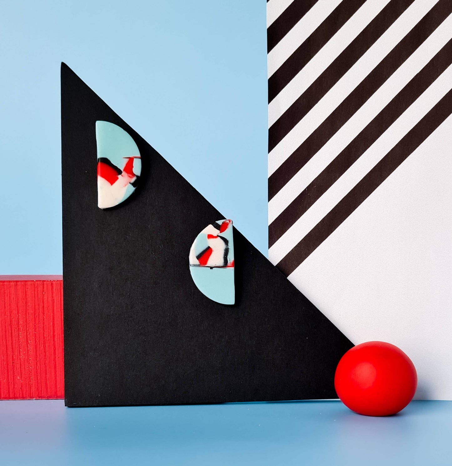 Mono - Handgemaakte statement oorbellen van polymeerklei in zwart met kleur: C