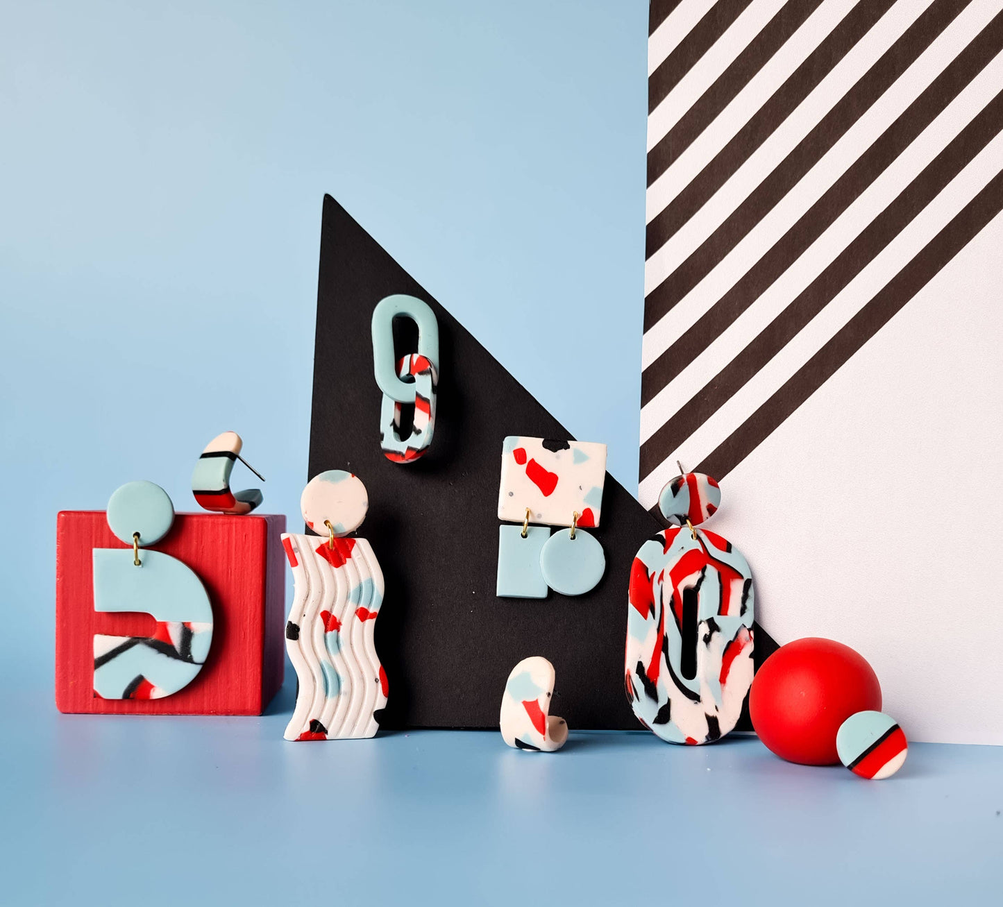 Mono - Handgemaakte statement oorbellen van polymeerklei in zwart met kleur: C