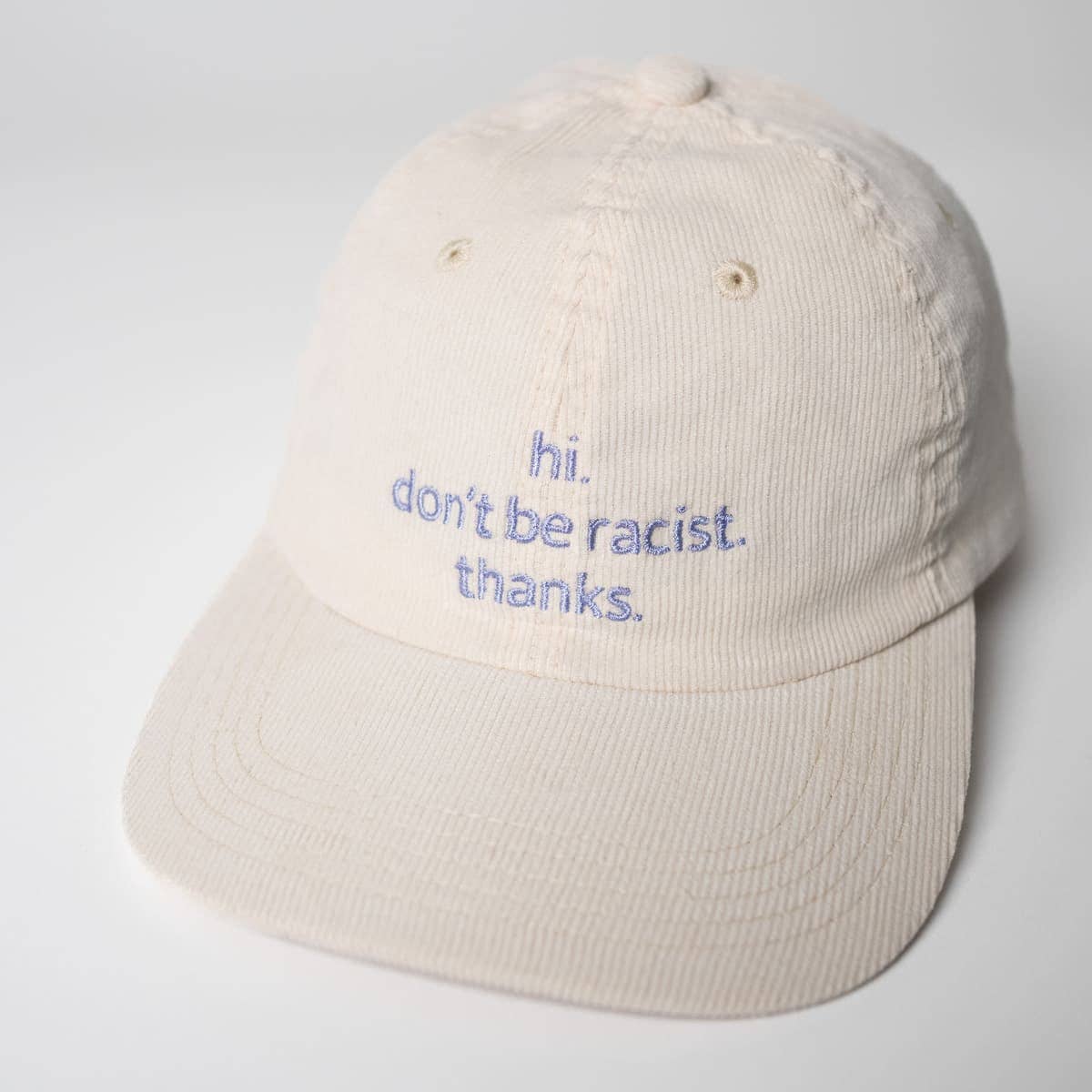 arrel - responsible apparel - Hoi. wees niet racistisch. bedankt. Premium Cord Dad Cap - crème & lavendel