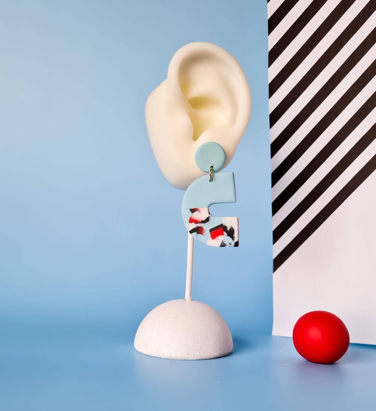 Mono - Handgemaakte statement oorbellen van polymeerklei in zwart met kleur: C