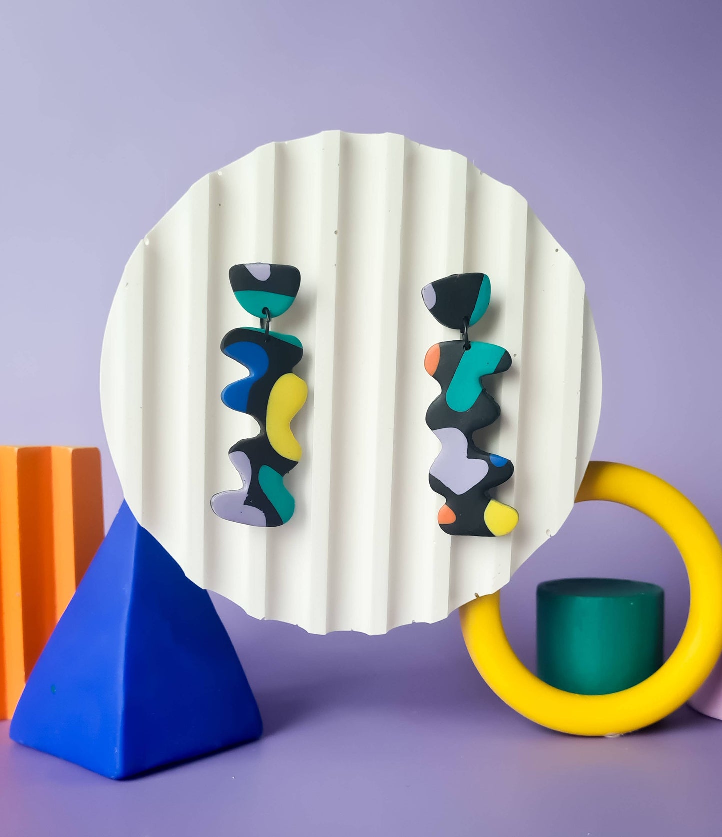 Mono - Handgemaakte statement oorbellen van polymeerklei in zwart met kleur: C