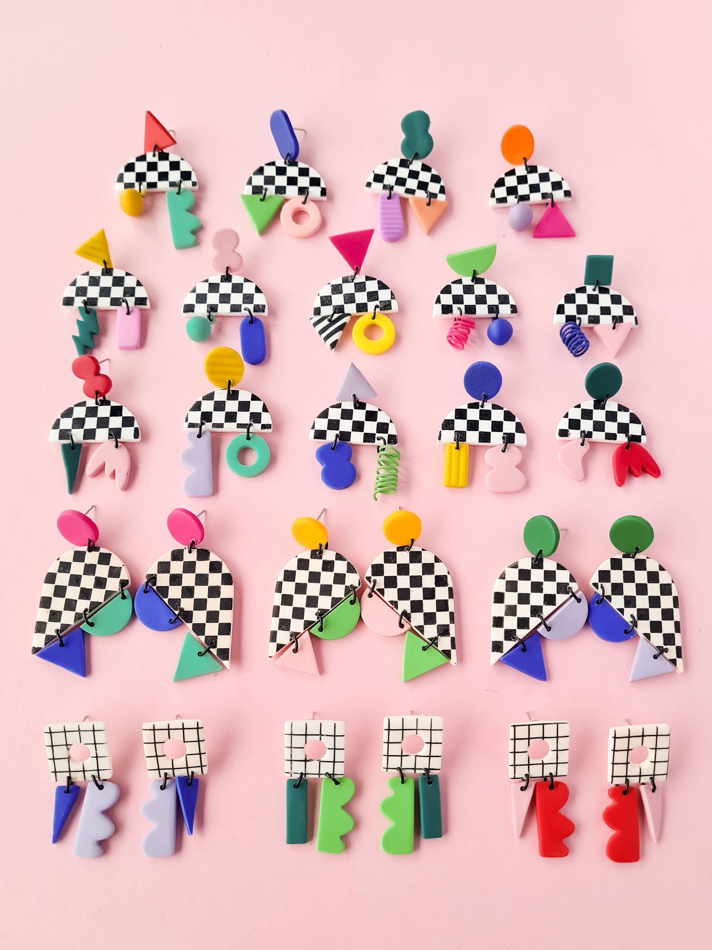 Mono - Kleurrijke oorknopjes in Memphisstijl van polyleerklei: Fushia-Mint Blue