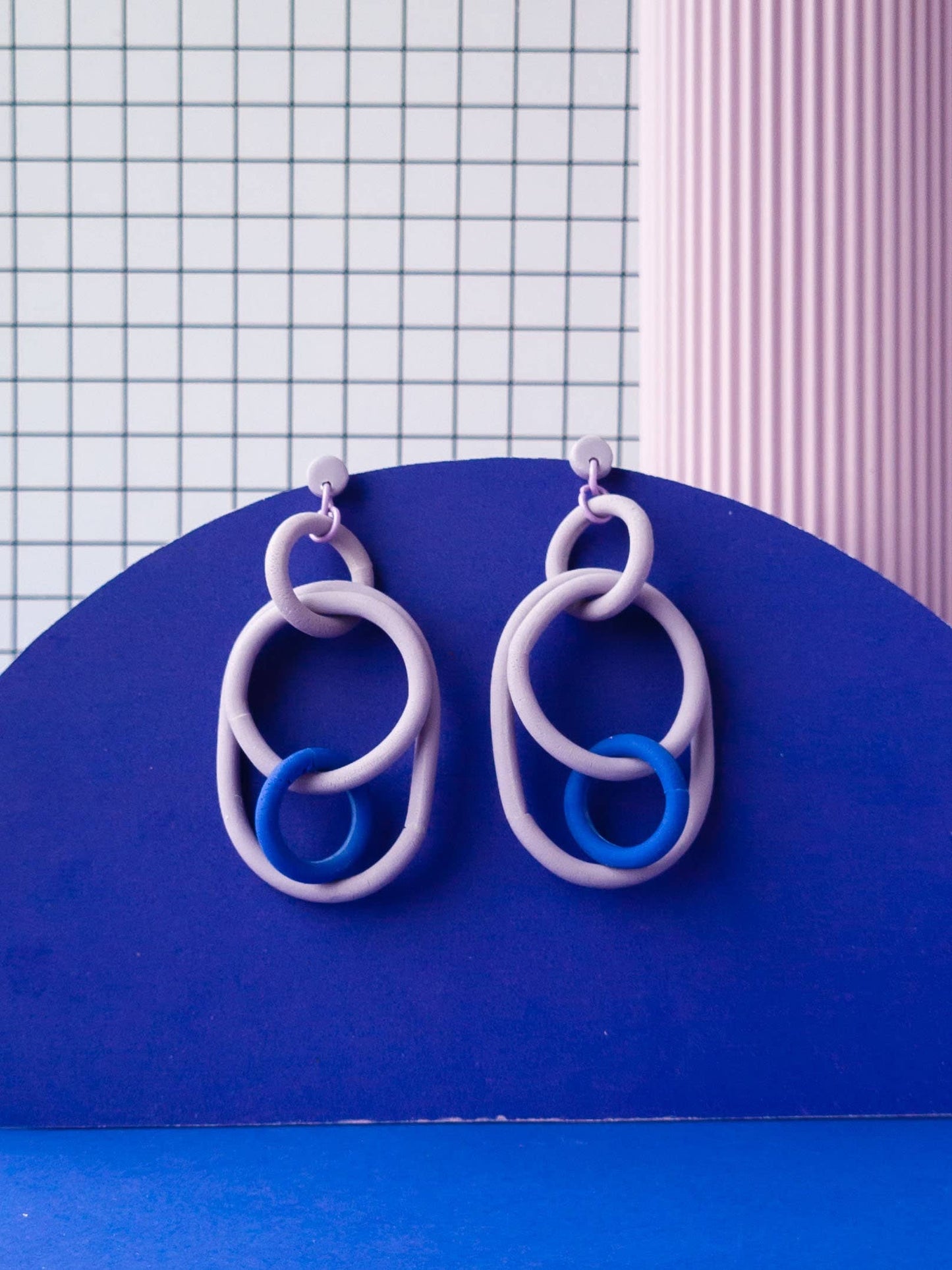 Mono - Memphis-stijl geometrische hoepeloorbellen van polymeerklei: Blauw - Violet