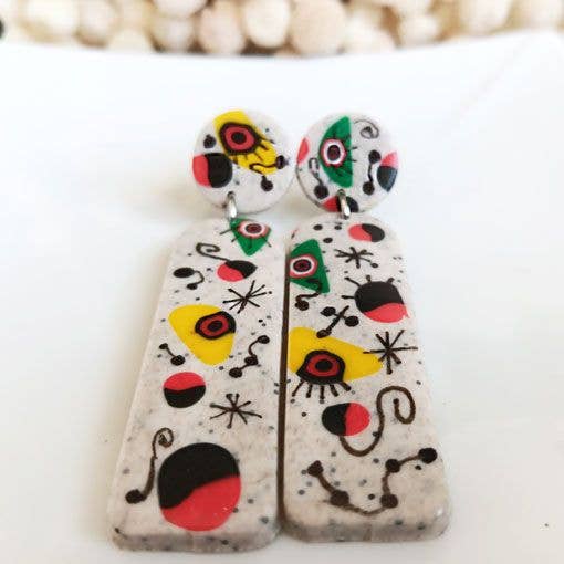 PASTACUITA - Kleurrijke hangoorbellen in surrealistische stijl met abstracte vormen: Niet gespecificeerd. Met deze optie kunt u ons later op de hoogte brengen van de kleuren of deze naar eigen goeddunken achterlaten. / Polymeerklei en roestvrij staal