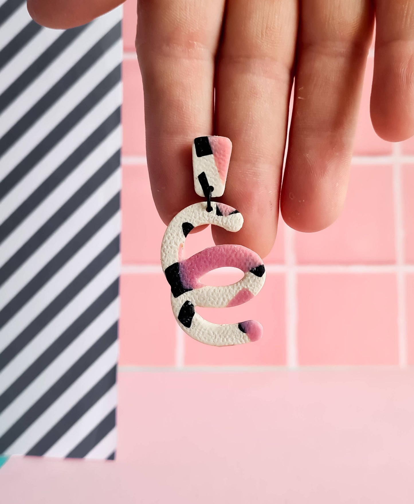 Mono - Roze en zwarte distressed handgemaakte oorbellen van polymeerklei: 5