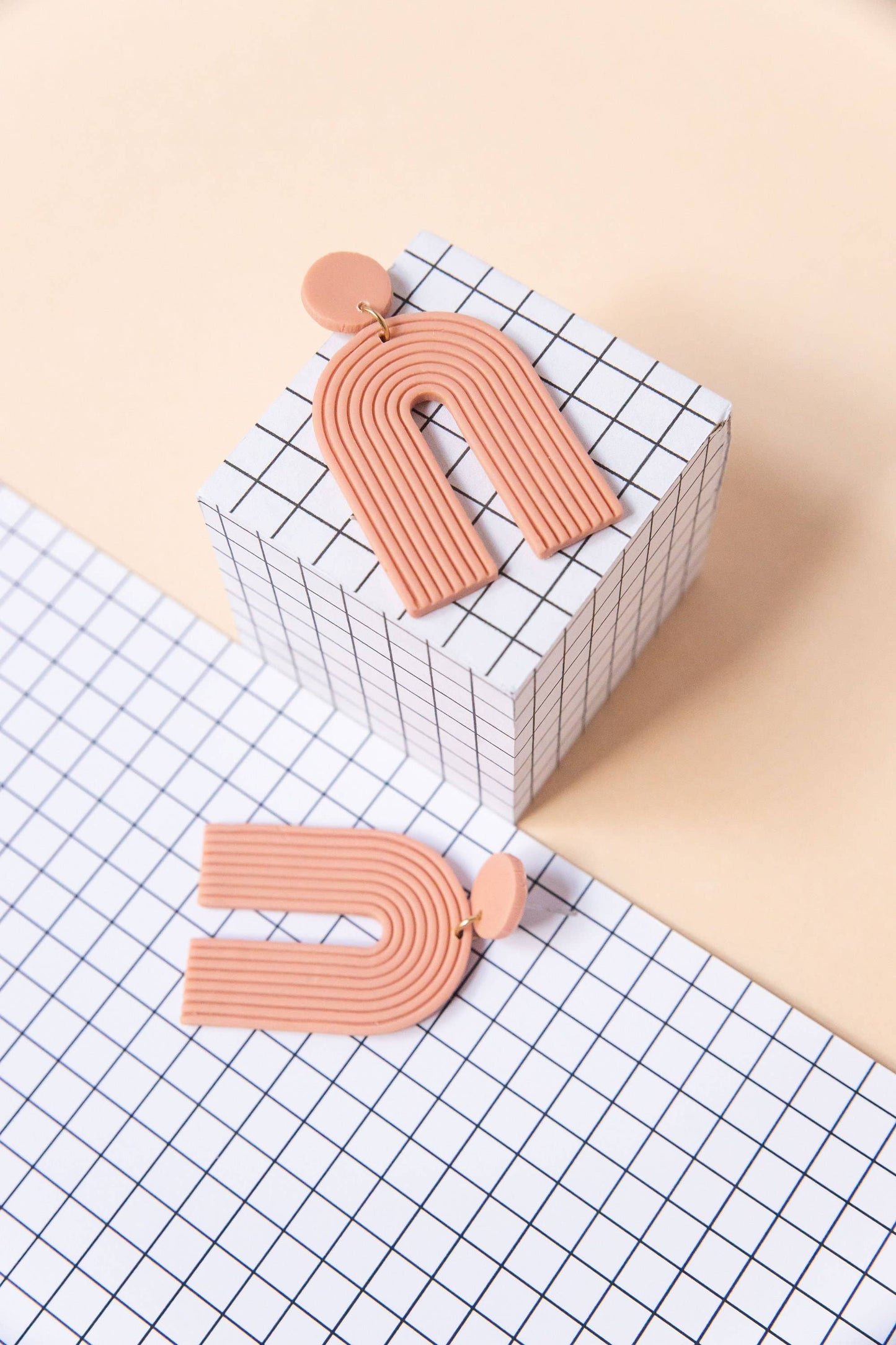 Mono - Handgemaakte Polymeer Klei Oorbellen In Art Deco Stijl: Oranje