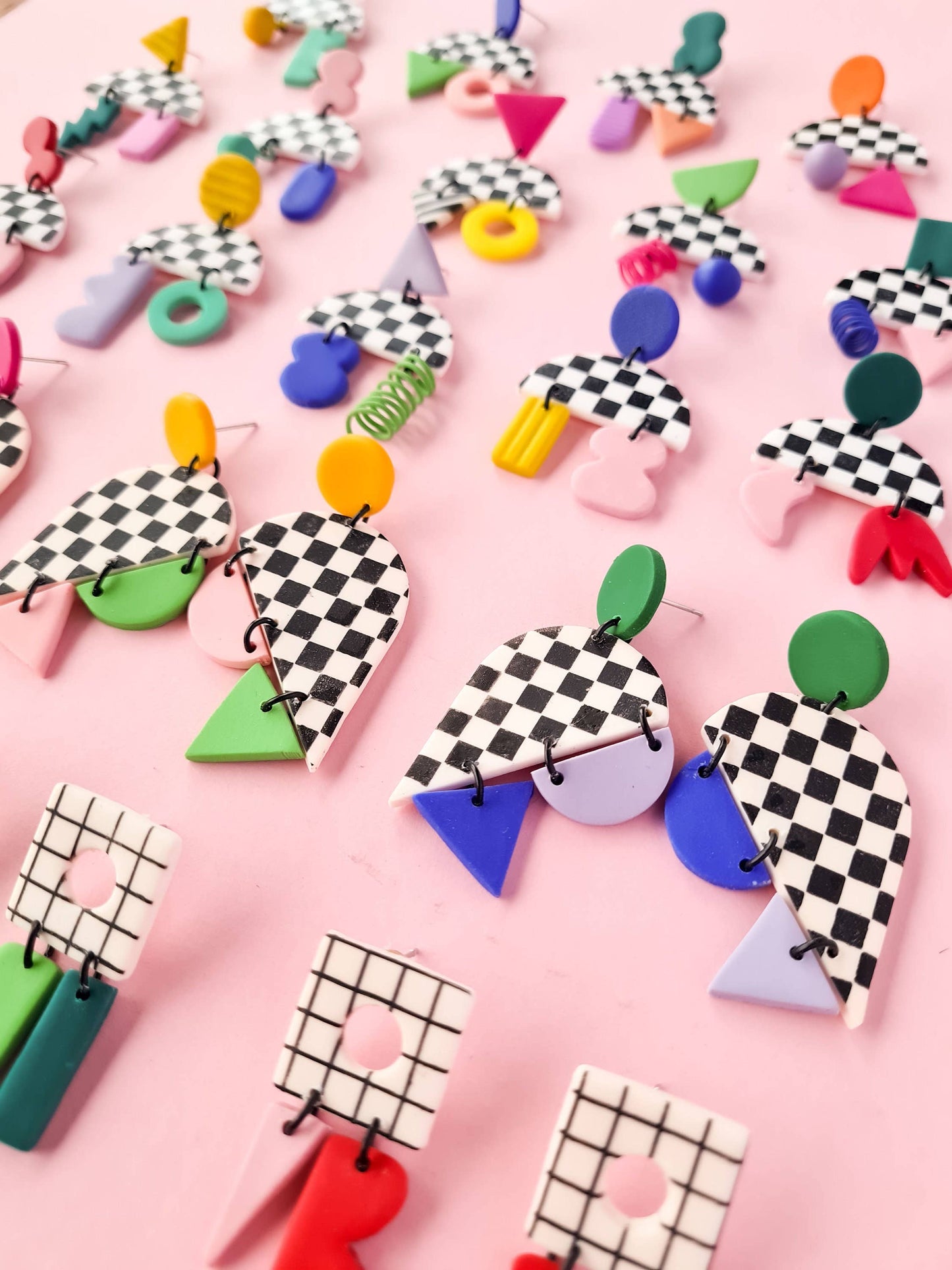 Mono - Kleurrijke oorknopjes in Memphisstijl van polyleerklei: Fushia-Mint Blue