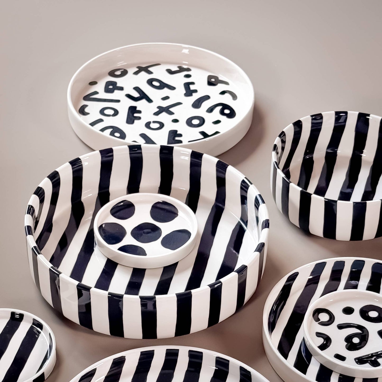 Magazin Minori - Beker Stripes - vulkaan zwart