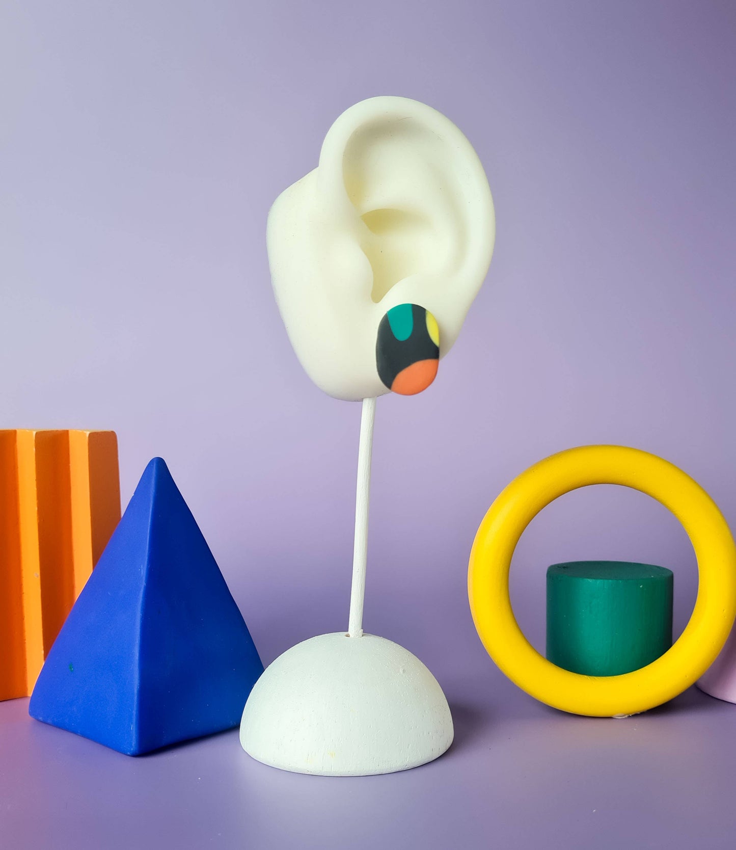 Mono - Handgemaakte statement oorbellen van polymeerklei in zwart met kleur: C