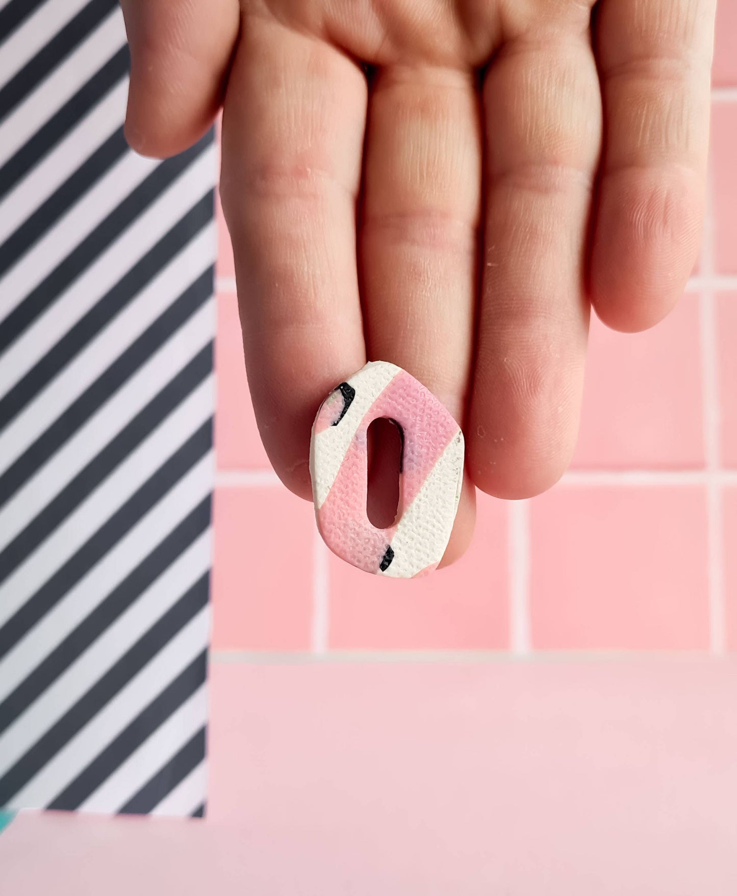 Mono - Roze en zwarte distressed handgemaakte oorbellen van polymeerklei: 5